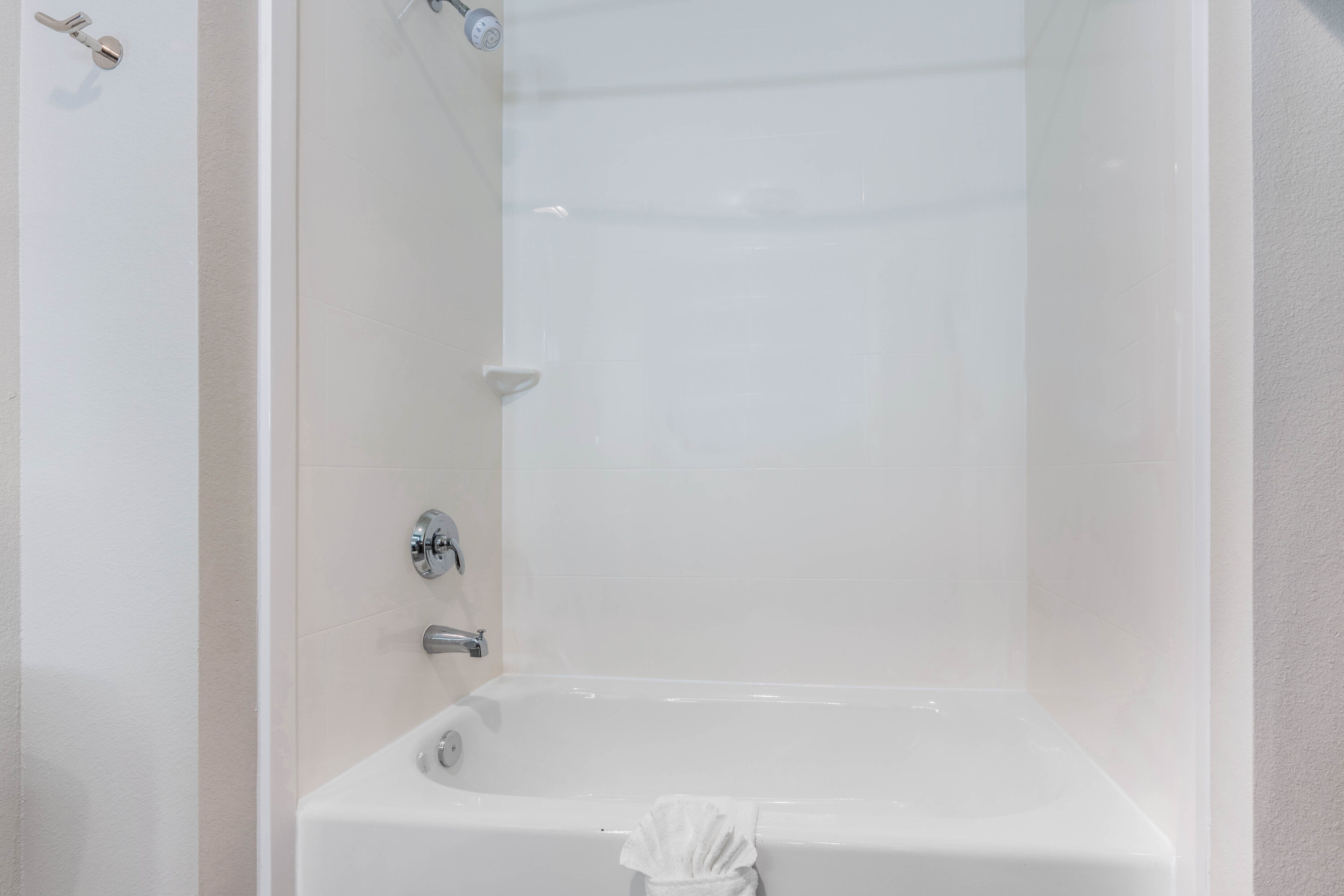 Guest room bath at the La Quinta Inn & Suites by Wyndham Houston Spring South in Spring, Texas