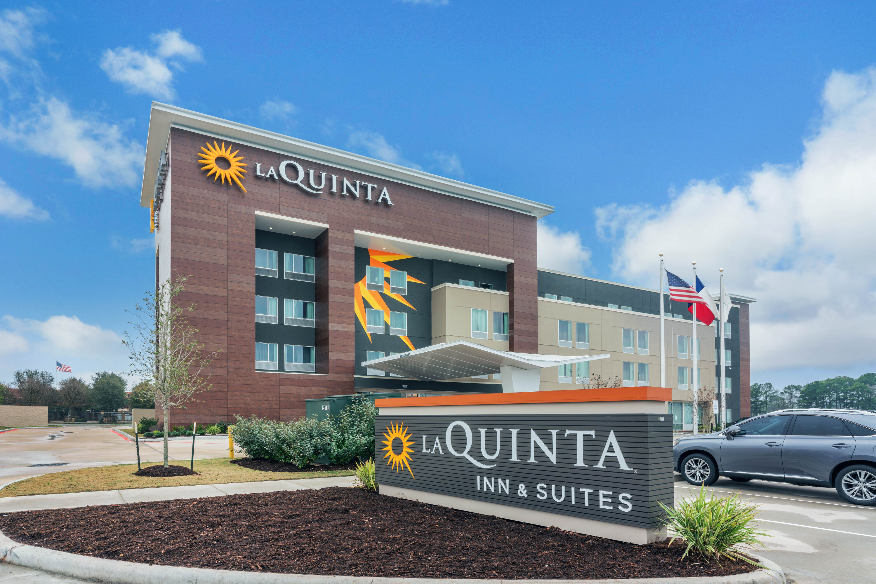 Exterior Day Image of La Quinta Inn & Suites by Wyndham Houston Spring South hotel in Spring, Texas