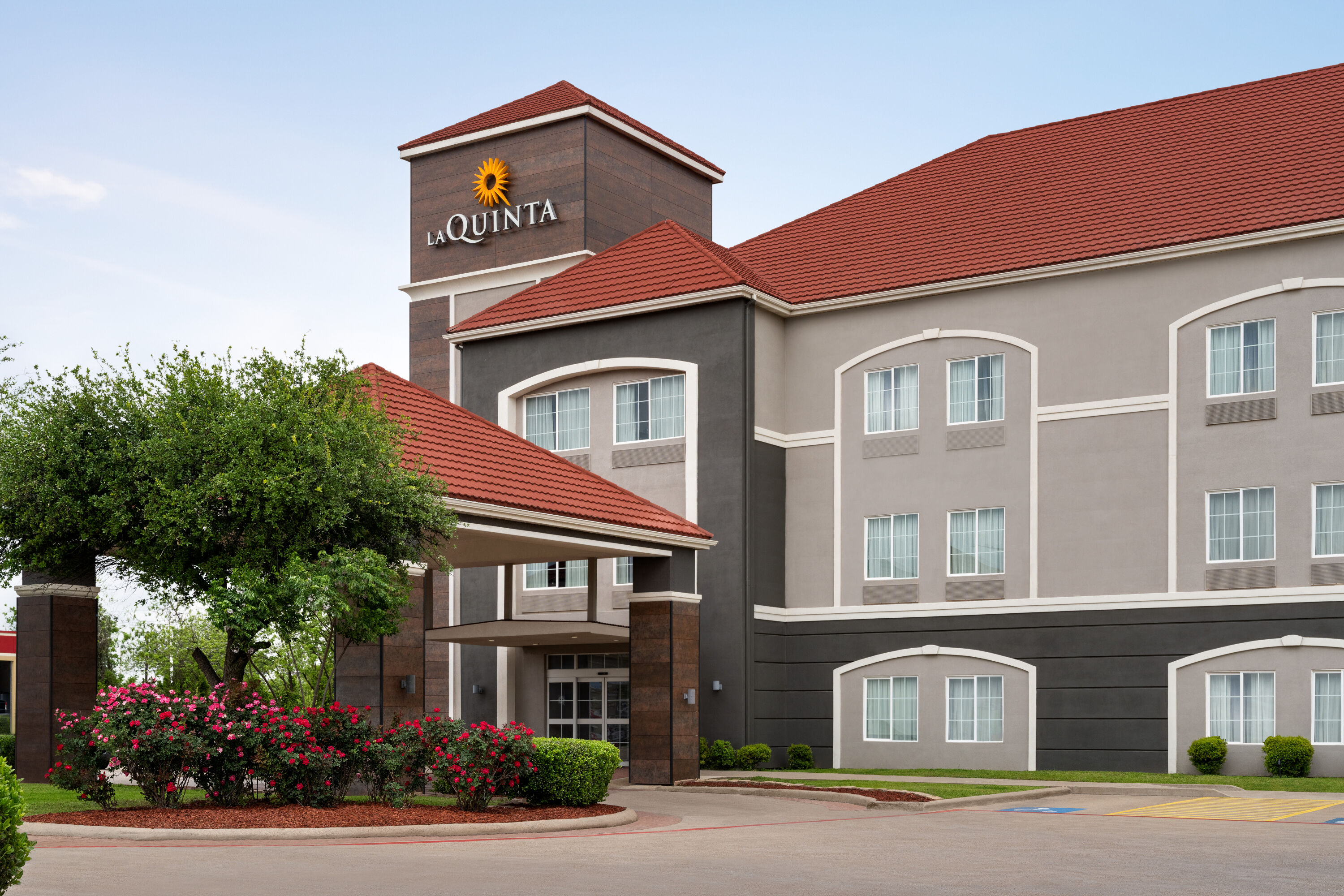 Exterior of La Quinta Inn & Suites by Wyndham Stephenville hotel in Stephenville, Texas