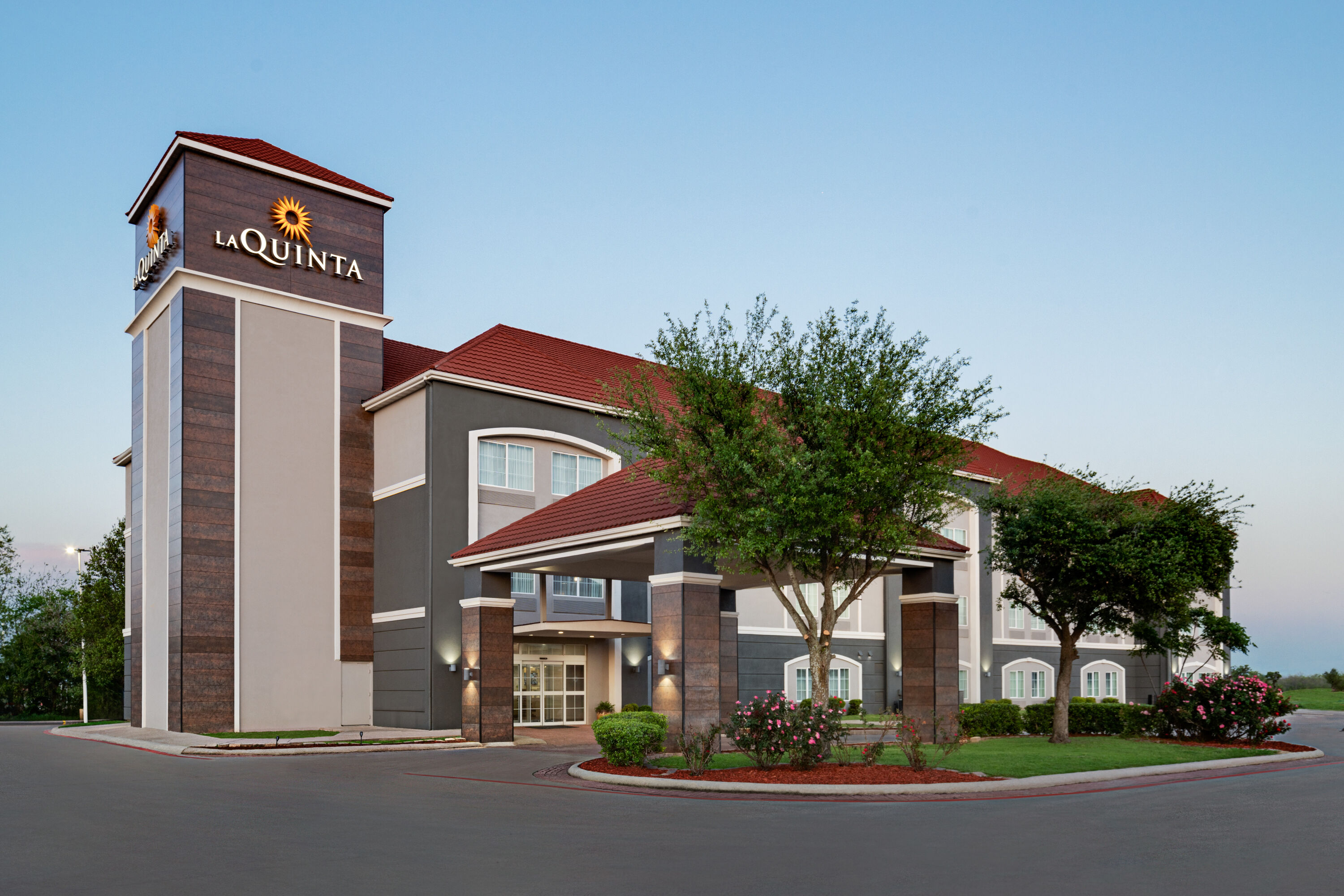 Exterior of La Quinta Inn & Suites by Wyndham Stephenville hotel in Stephenville, Texas