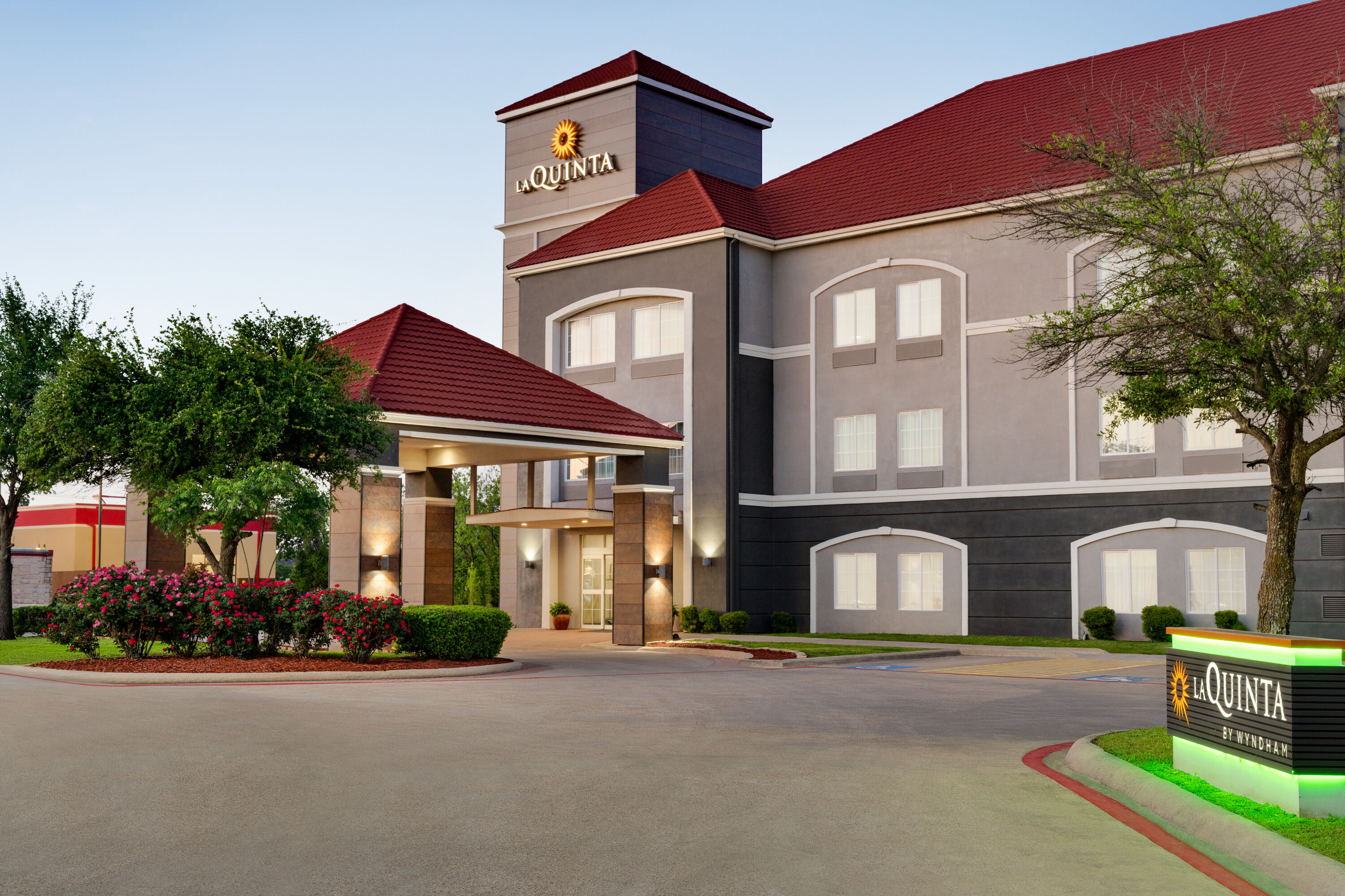 Exterior of La Quinta Inn & Suites by Wyndham Stephenville hotel in Stephenville, Texas