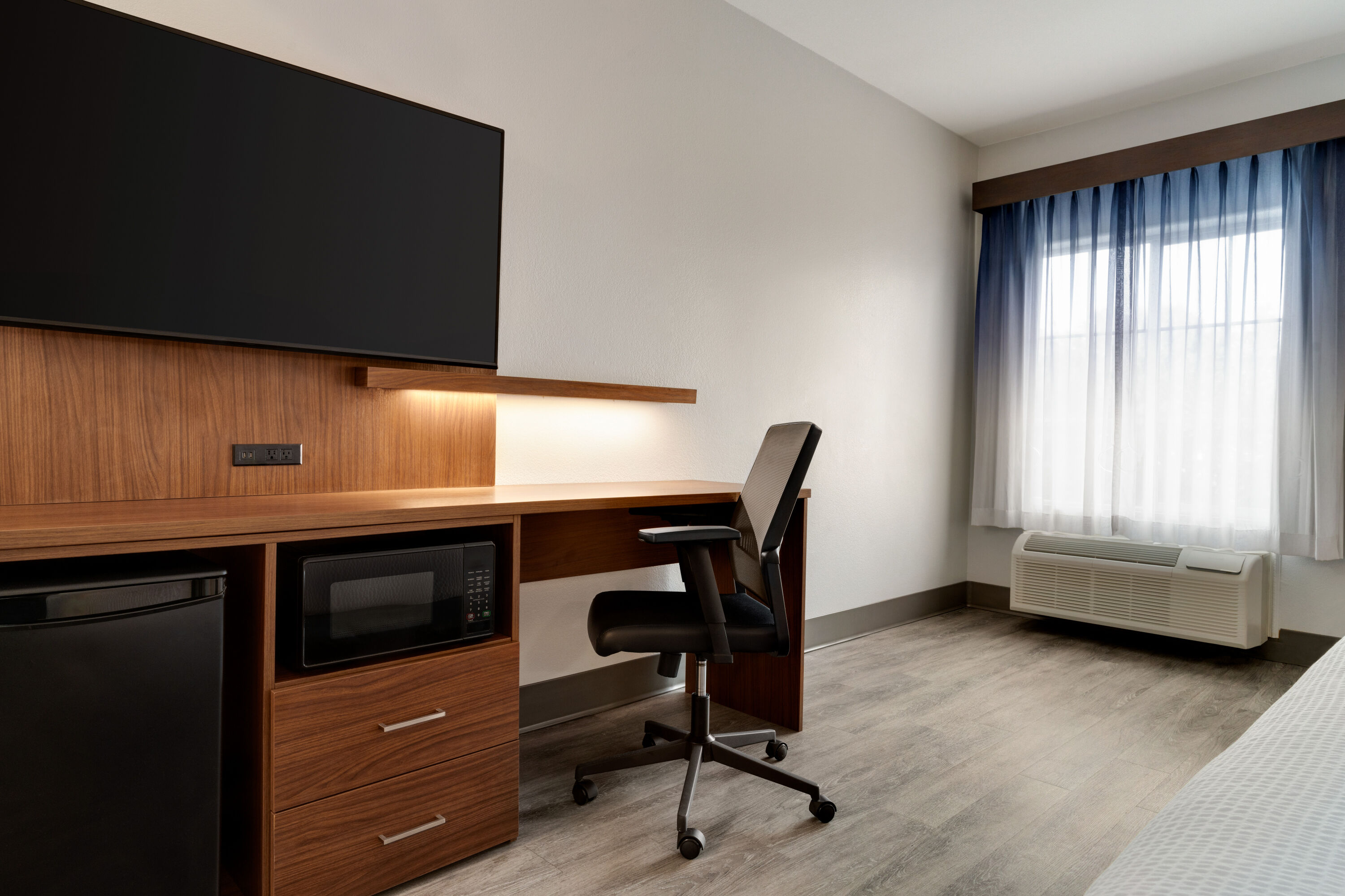 Guest room at the La Quinta Inn & Suites by Wyndham Stephenville in Stephenville, Texas