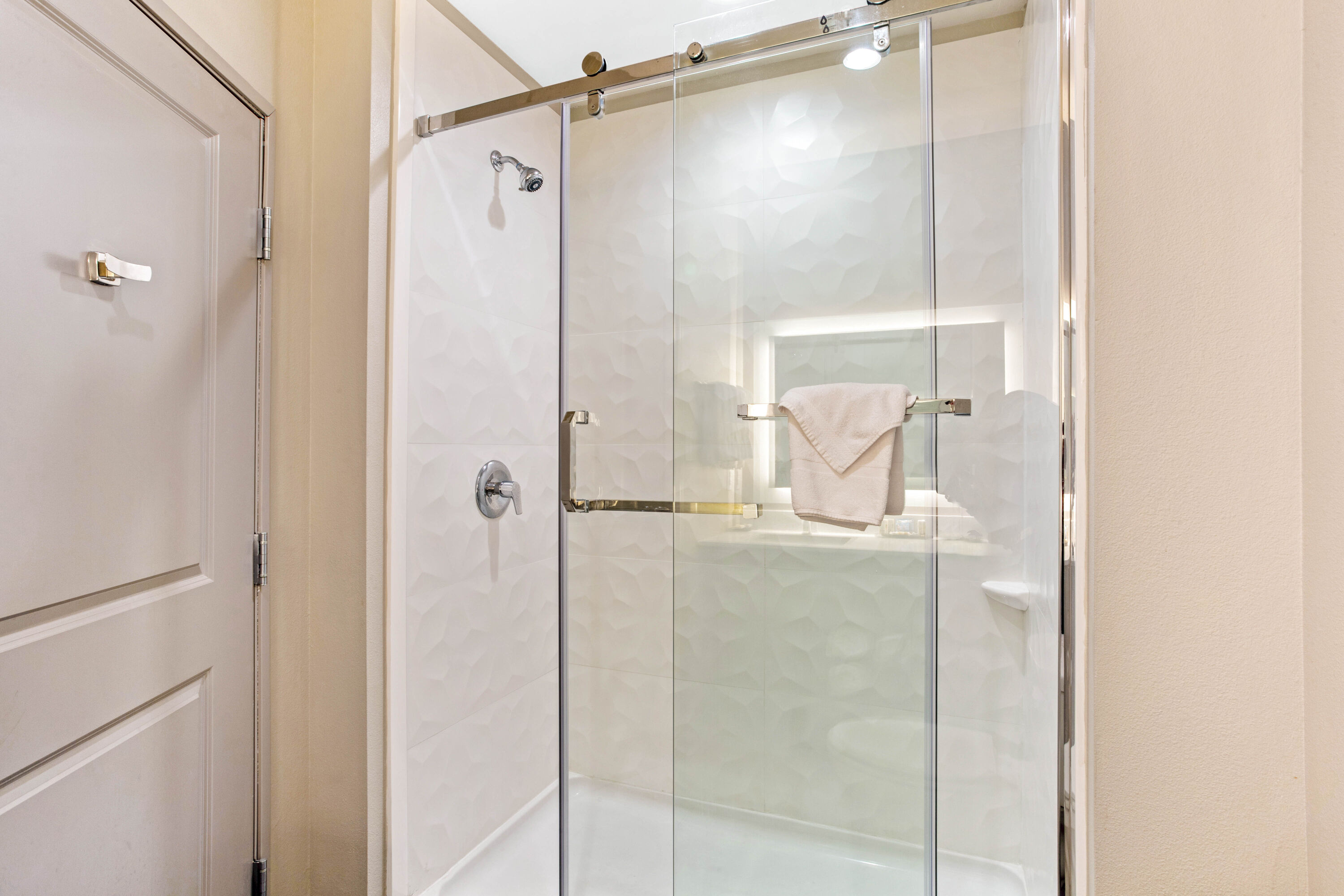 Guest room bath at the La Quinta Inn & Suites by Wyndham Sweetwater East in Sweetwater, Texas