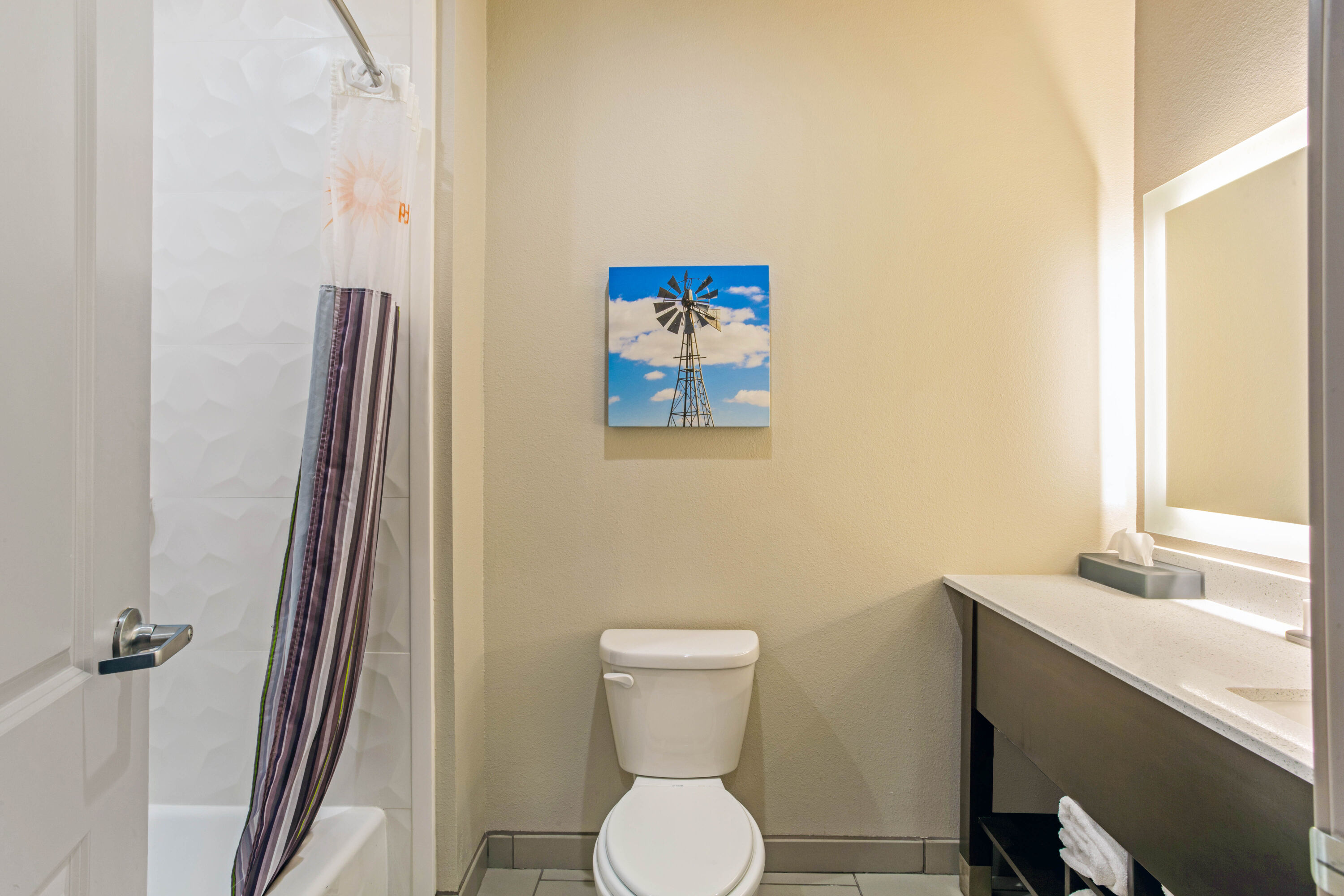 Guest room bath at the La Quinta Inn & Suites by Wyndham Sweetwater East in Sweetwater, Texas