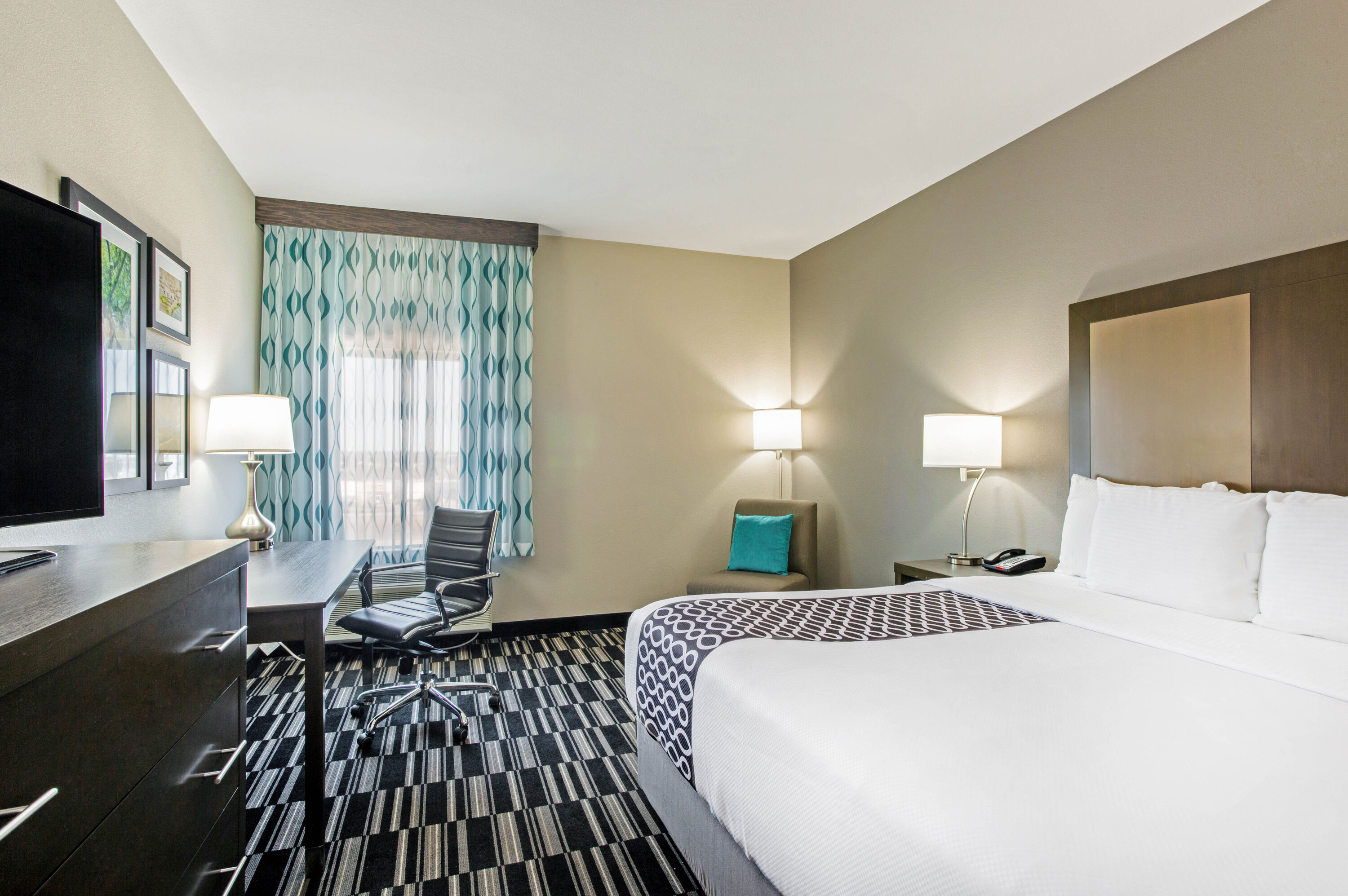 Guest room at the La Quinta Inn & Suites by Wyndham Sweetwater East in Sweetwater, Texas