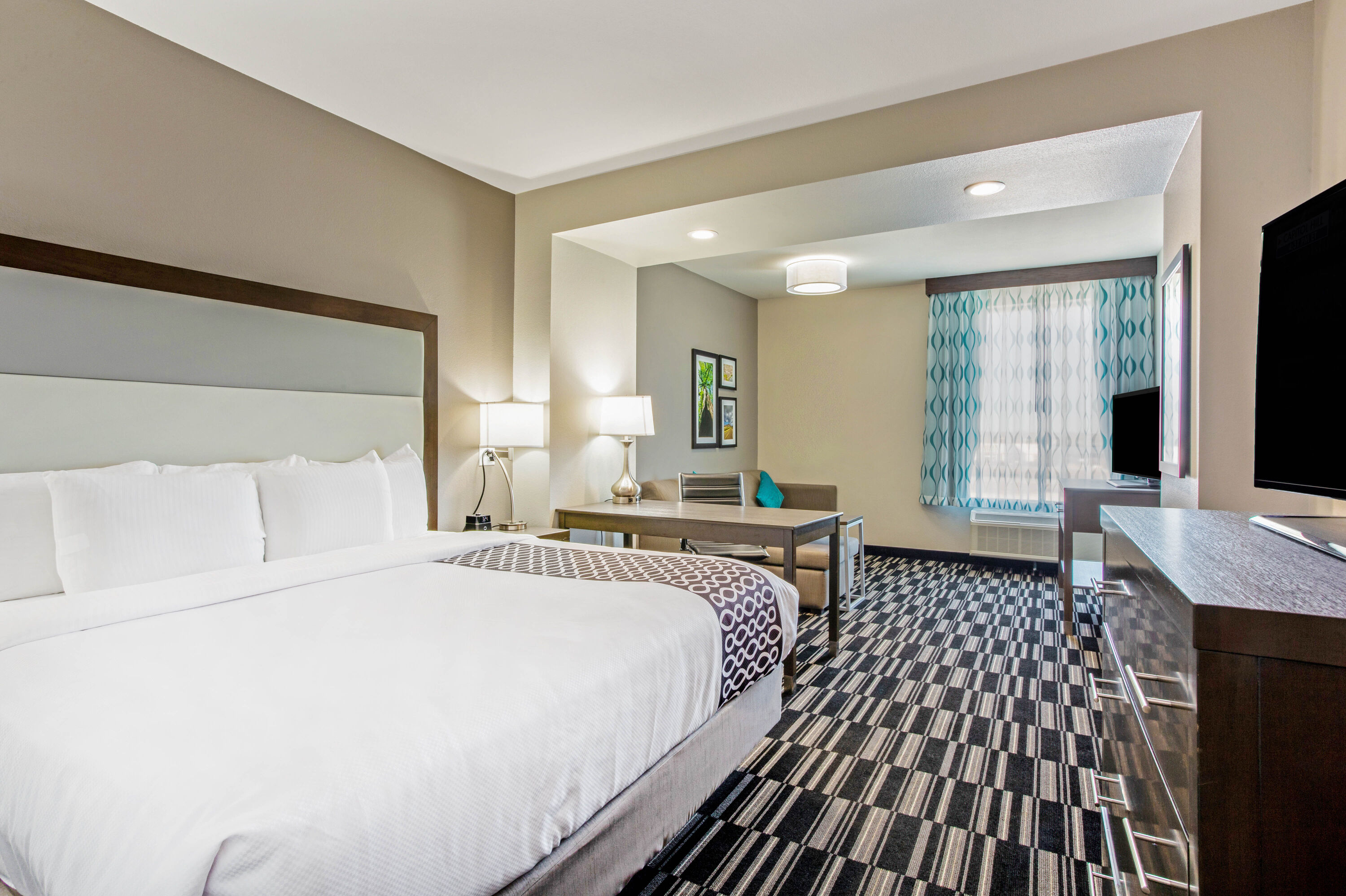 1 King Bed, Deluxe Suite, Non-Smoking