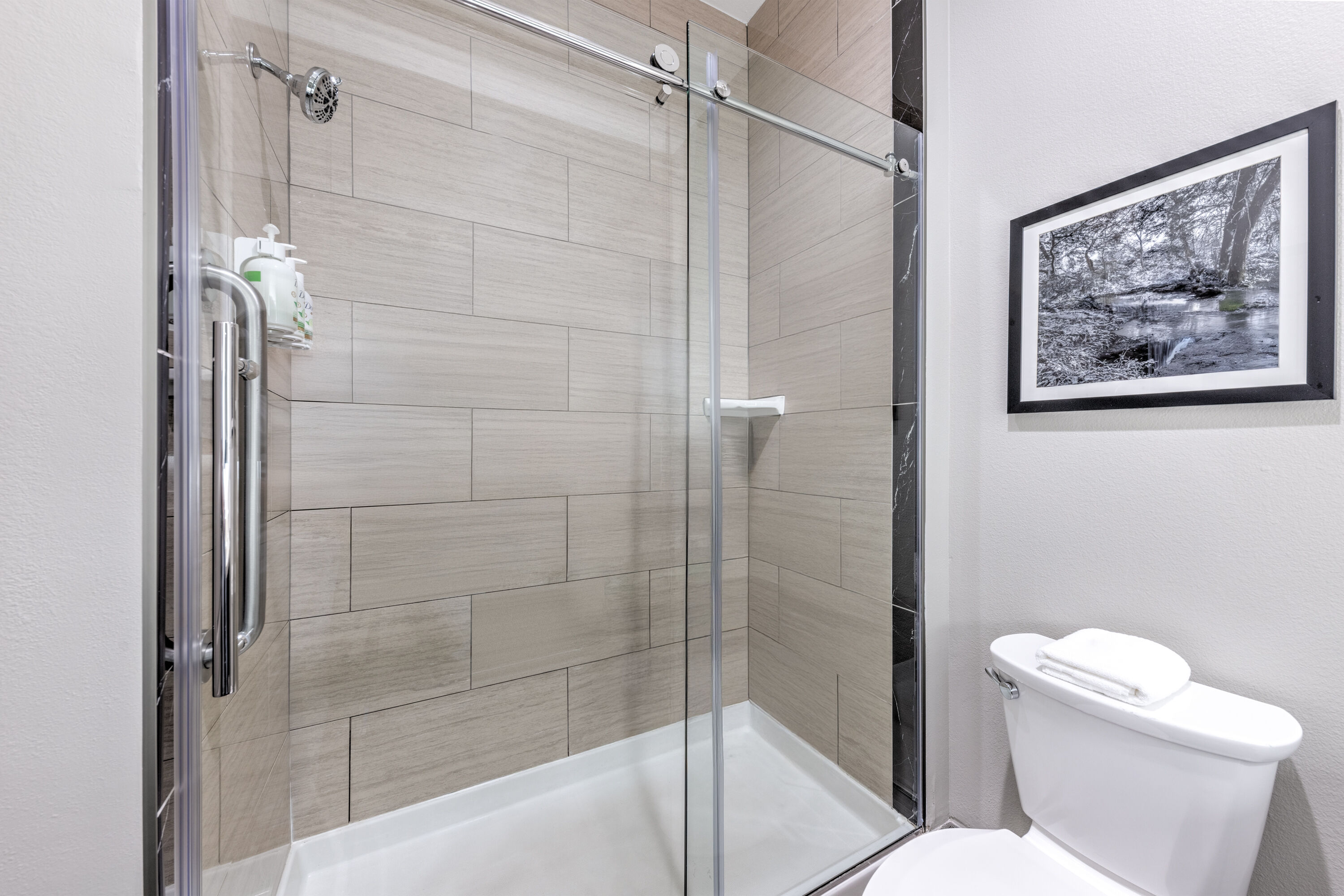 Guest room bath at the La Quinta Inn & Suites by Wyndham Tyler - University Area in Tyler, Texas