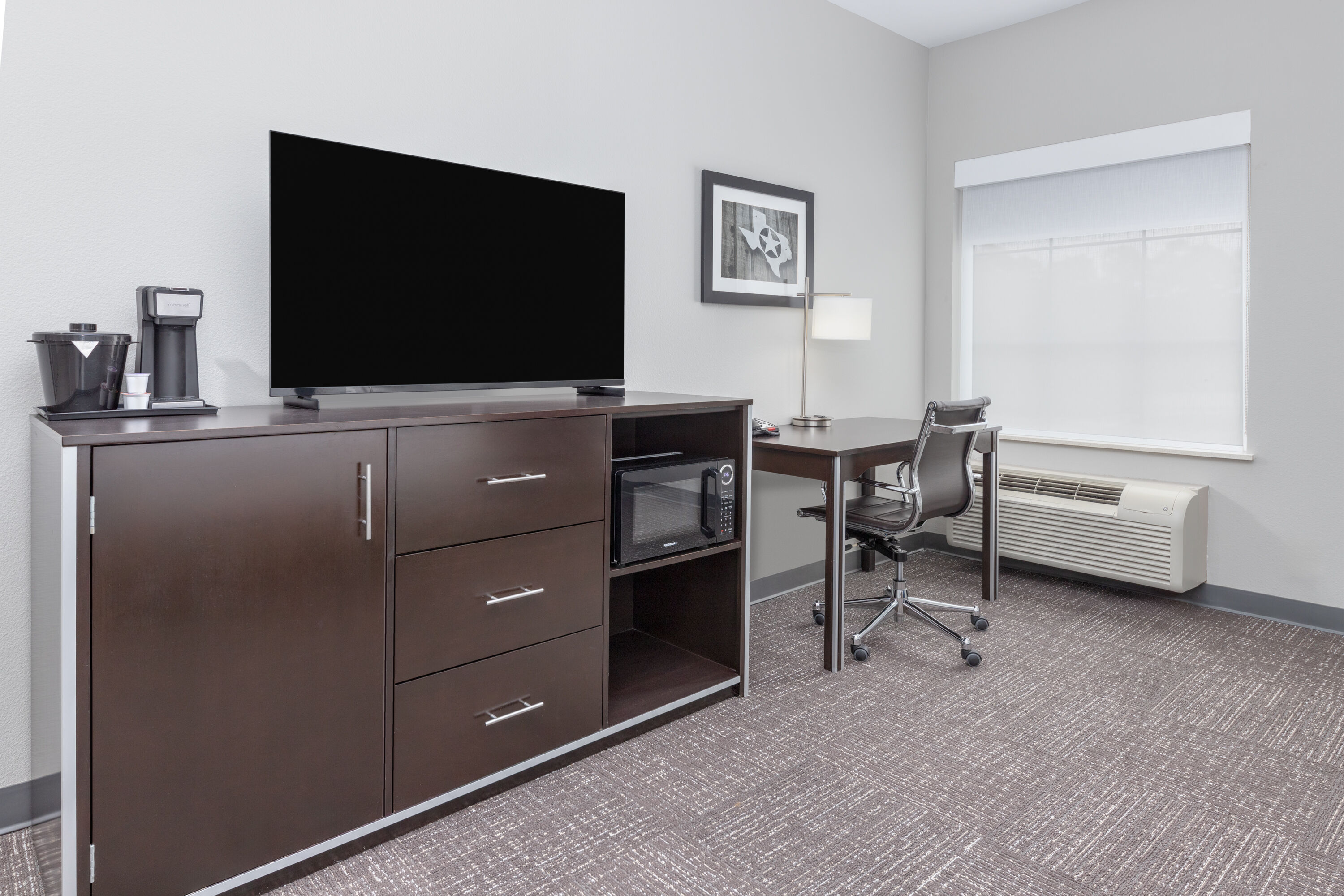 Guest room at the La Quinta Inn & Suites by Wyndham Tyler - University Area in Tyler, Texas