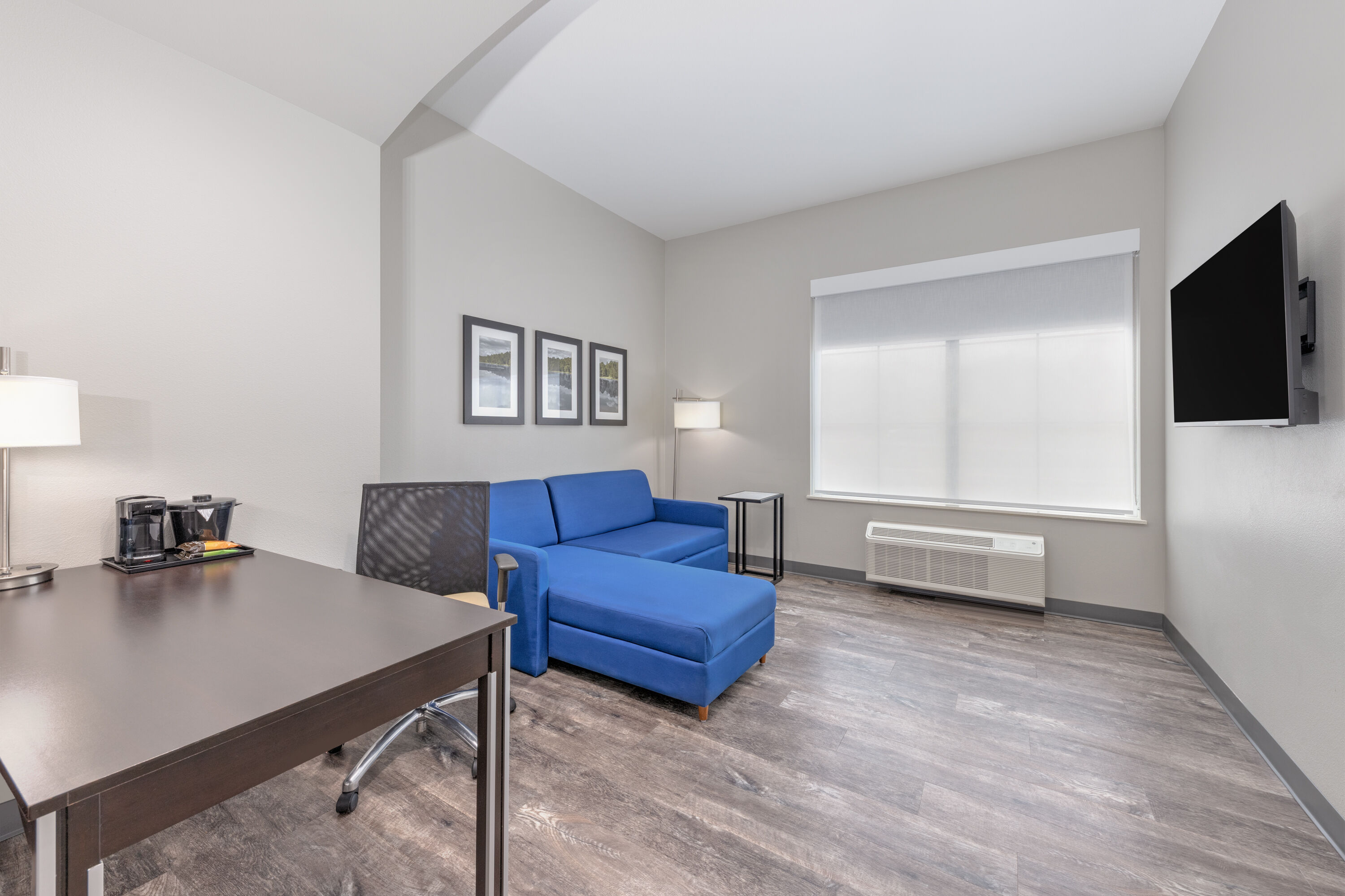 Guest room at the La Quinta Inn & Suites by Wyndham Tyler - University Area in Tyler, Texas