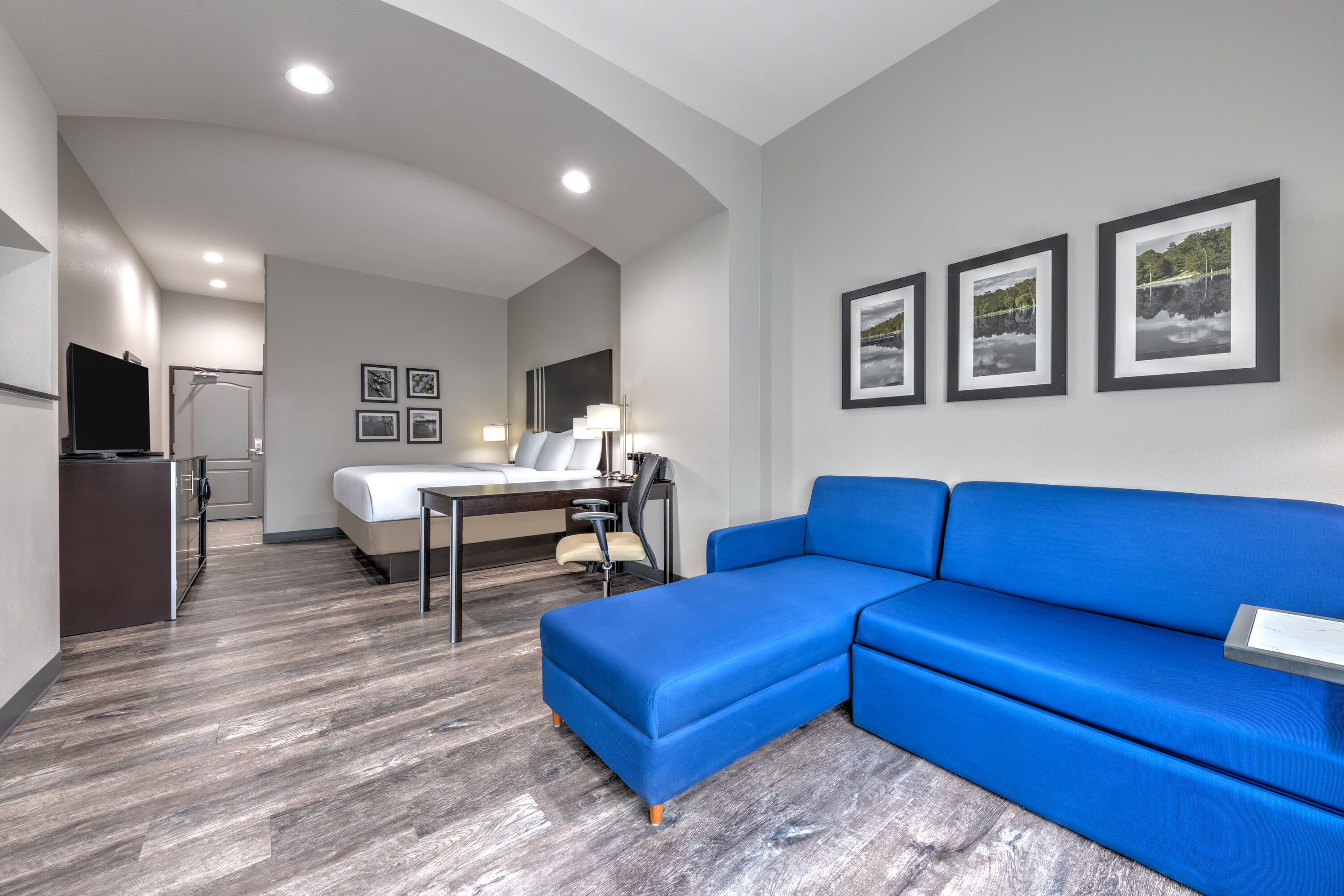 Guest room at the La Quinta Inn & Suites by Wyndham Tyler - University Area in Tyler, Texas
