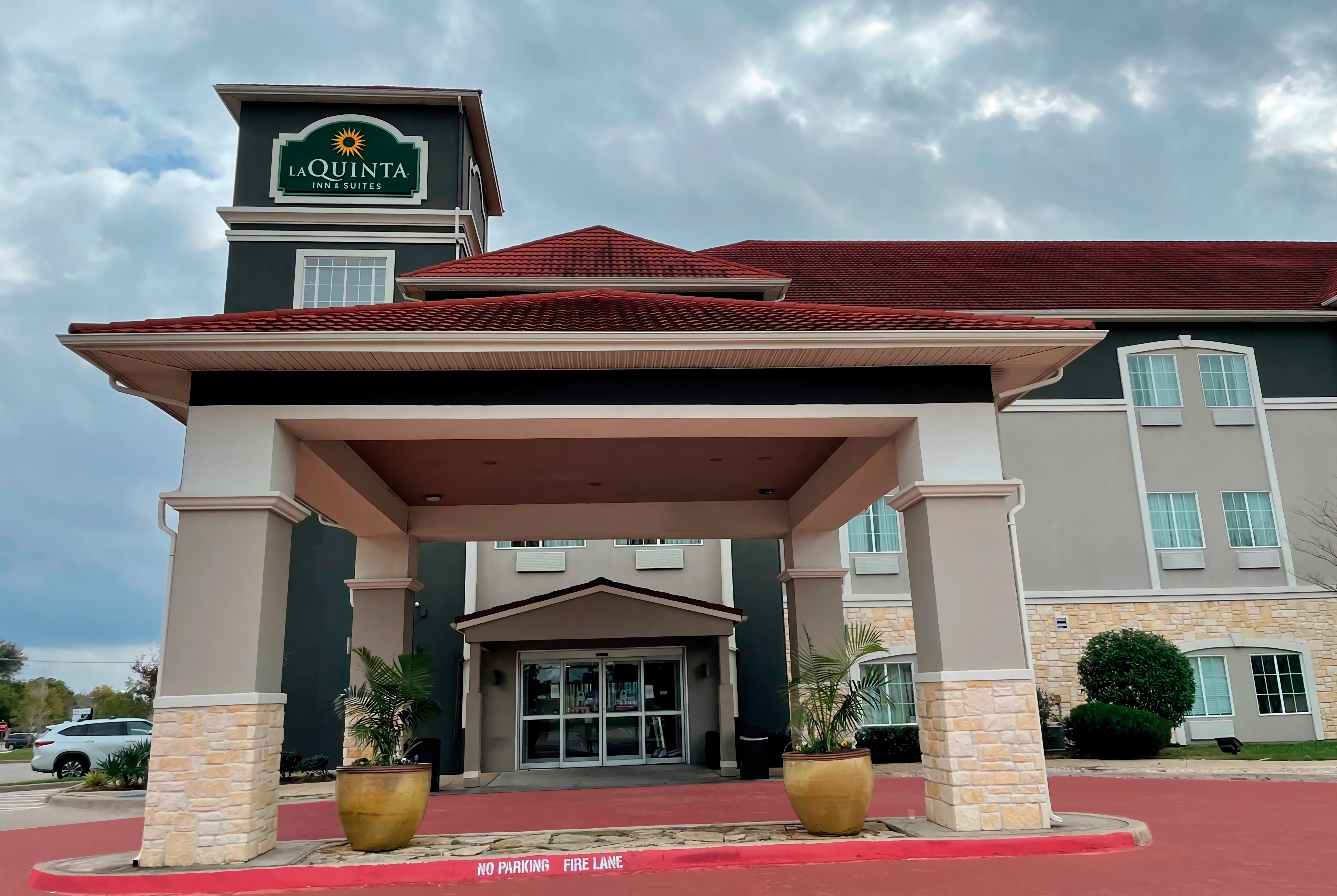 Exterior of La Quinta Inn & Suites by Wyndham Waxahachie hotel in Waxahachie, Texas