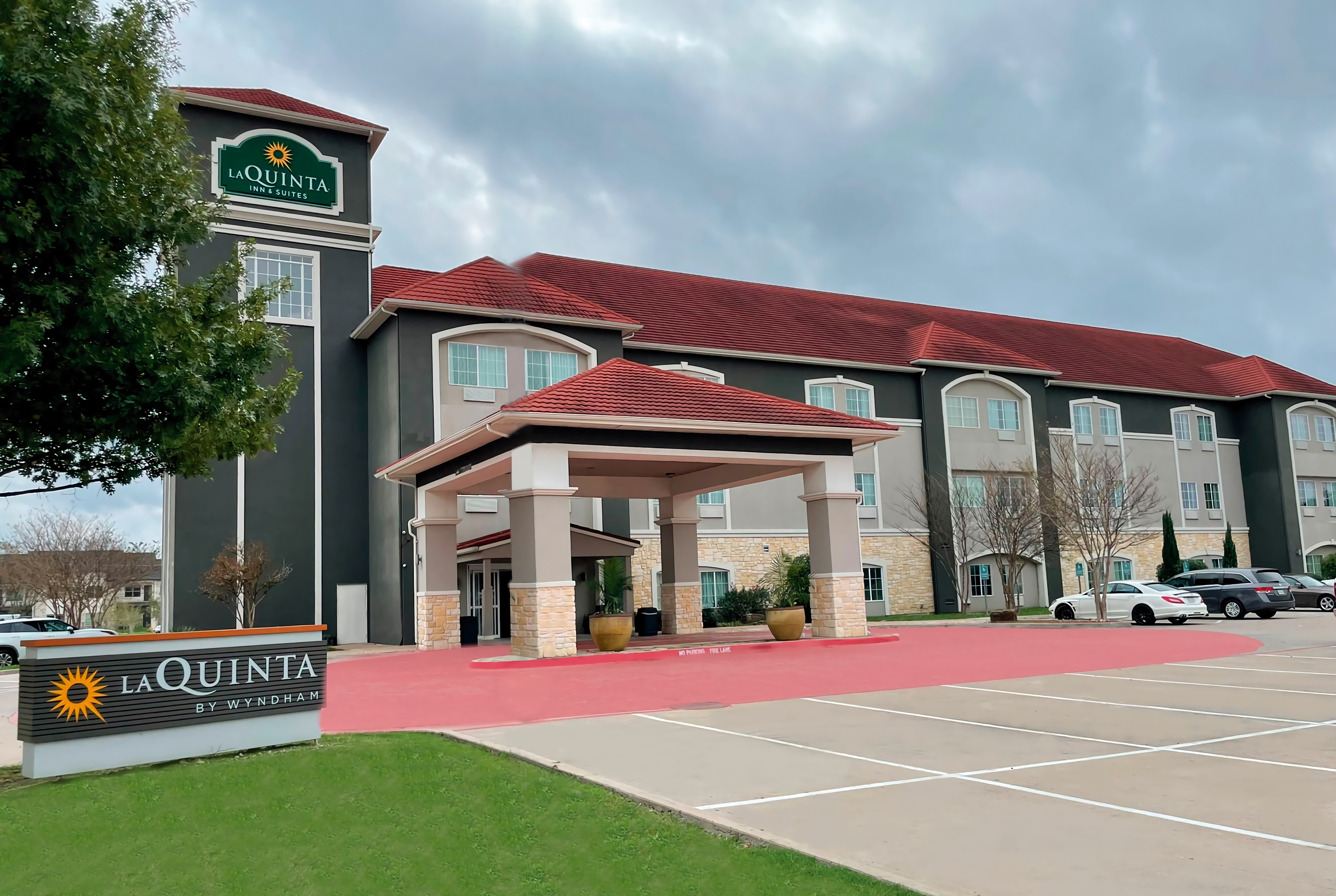 Exterior of La Quinta Inn & Suites by Wyndham Waxahachie hotel in Waxahachie, Texas