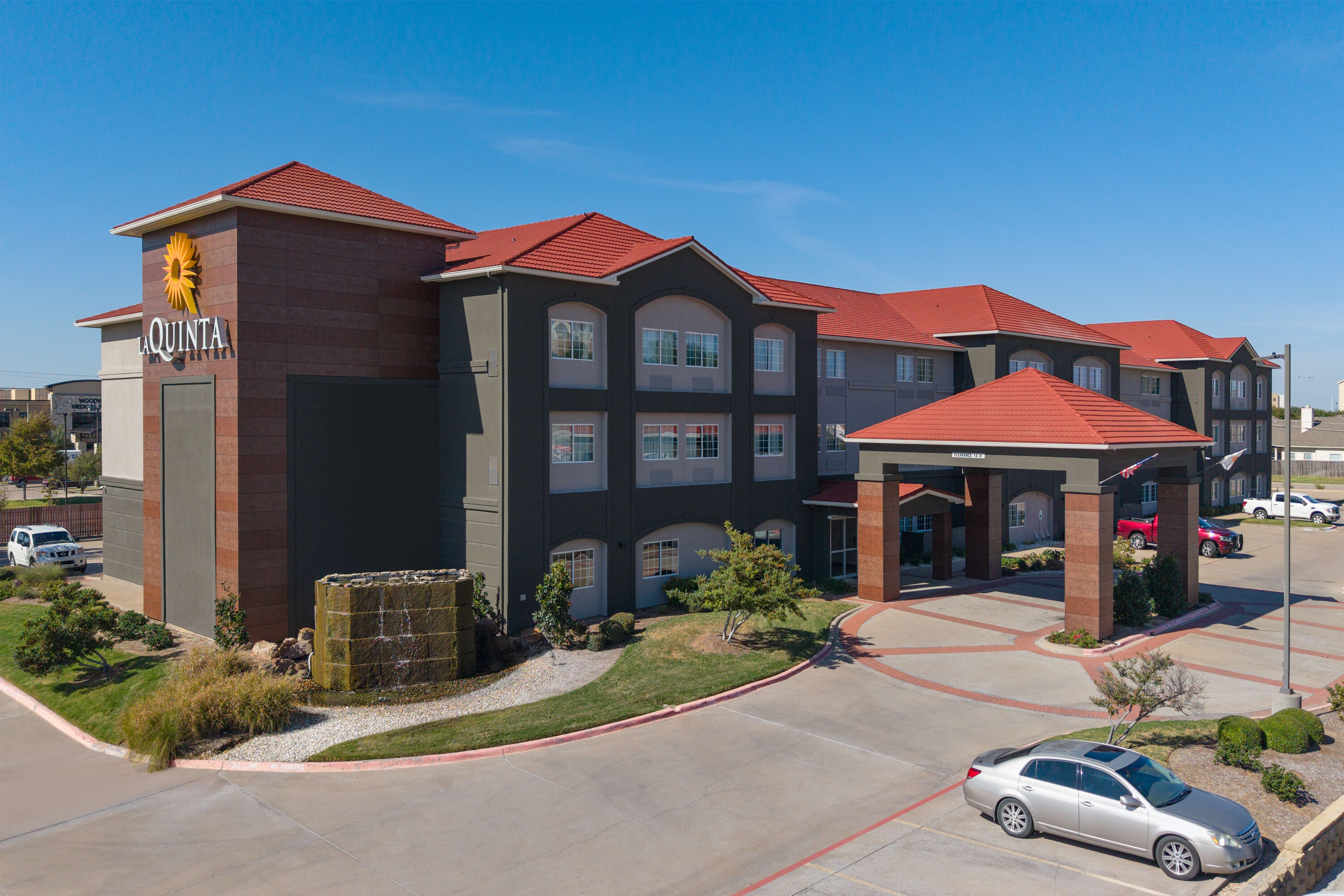 Exterior Day Image of La Quinta Inn & Suites by Wyndham Woodway - Waco South hotel in Woodway, Texas