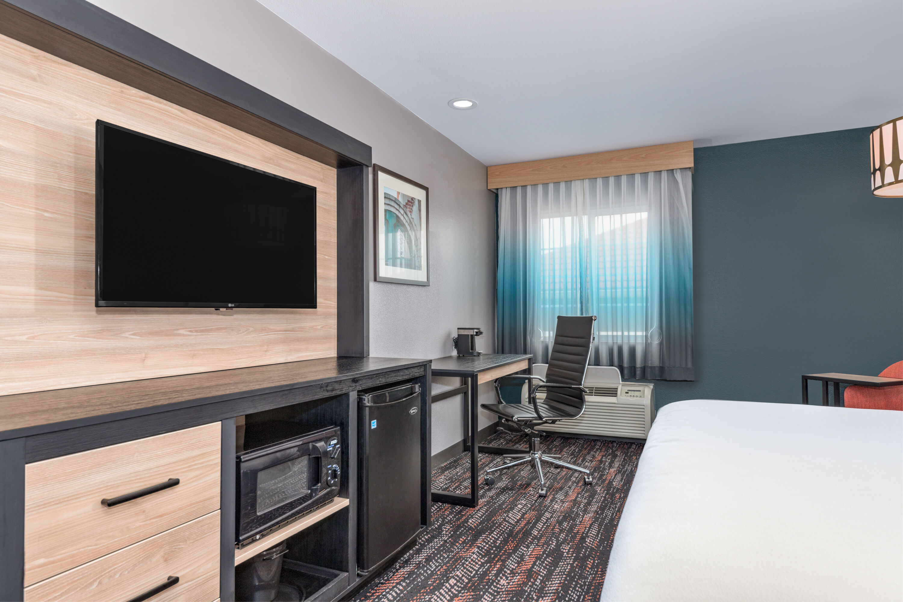 Guest room at the La Quinta Inn & Suites by Wyndham Woodway - Waco South in Woodway, Texas