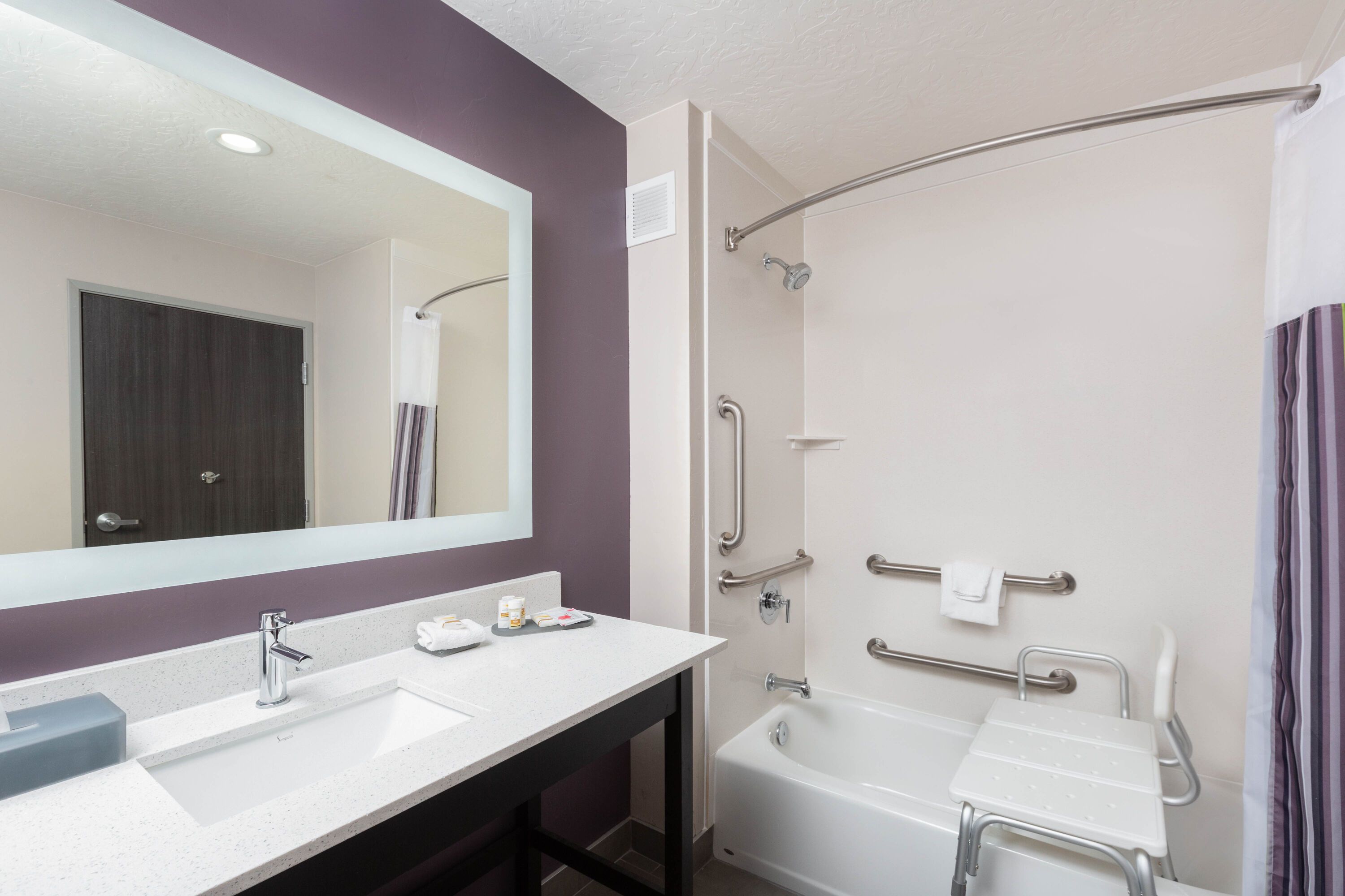 Guest room bath at the La Quinta Inn & Suites by Wyndham Kanab in Kanab, Utah