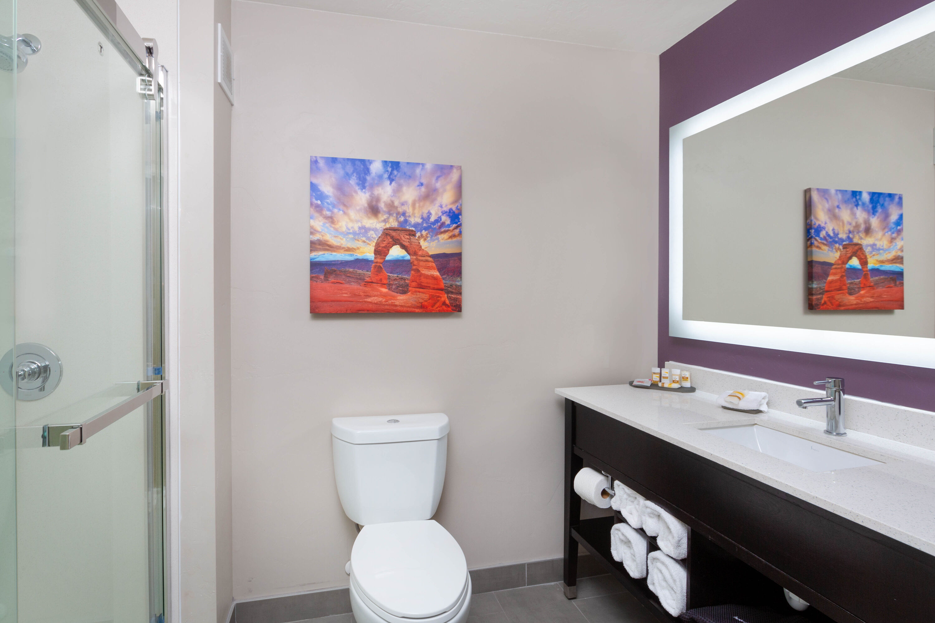 Guest room bath at the La Quinta Inn & Suites by Wyndham Kanab in Kanab, Utah