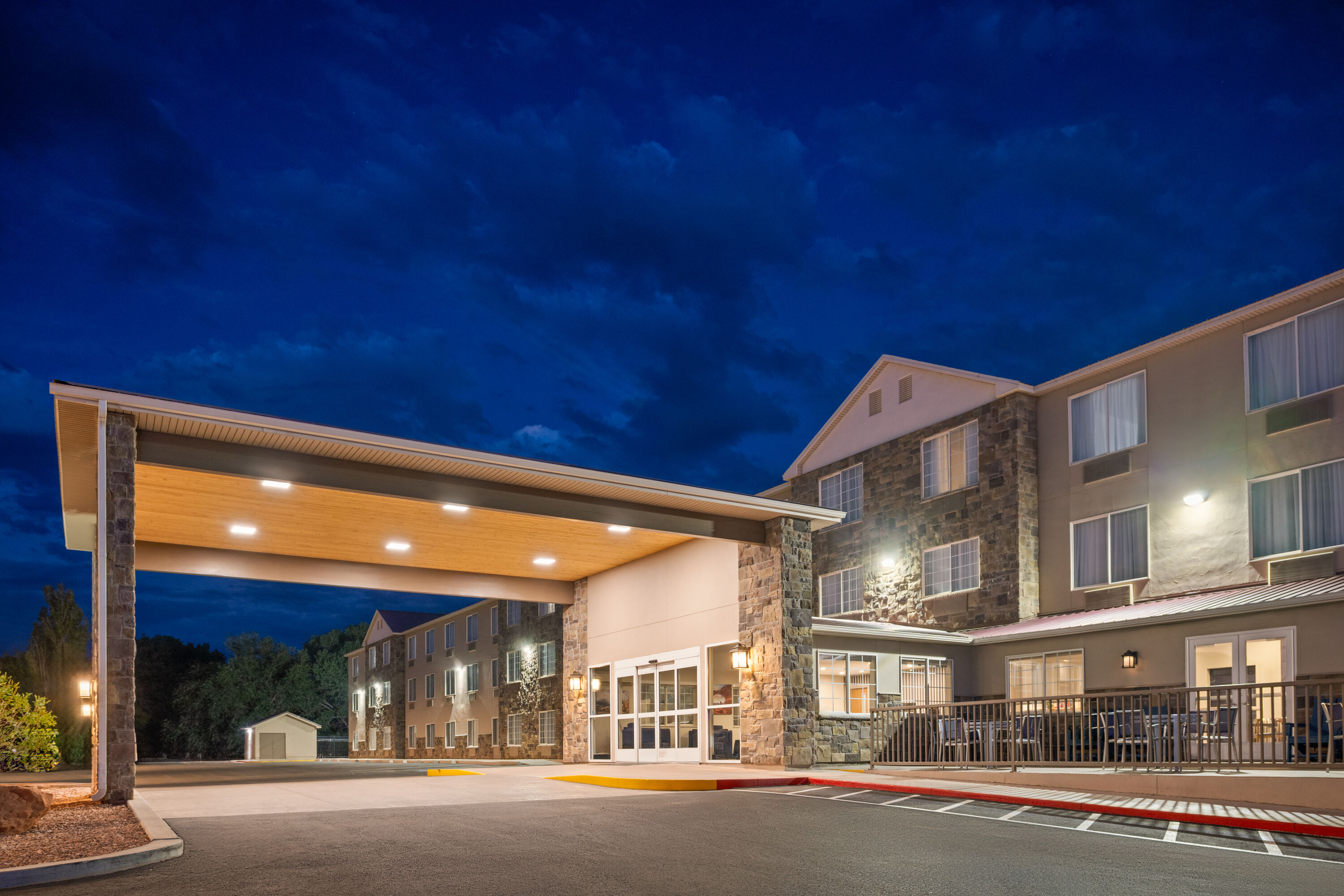 Exterior Dusk Image of La Quinta Inn & Suites by Wyndham Moab hotel in Moab, Utah