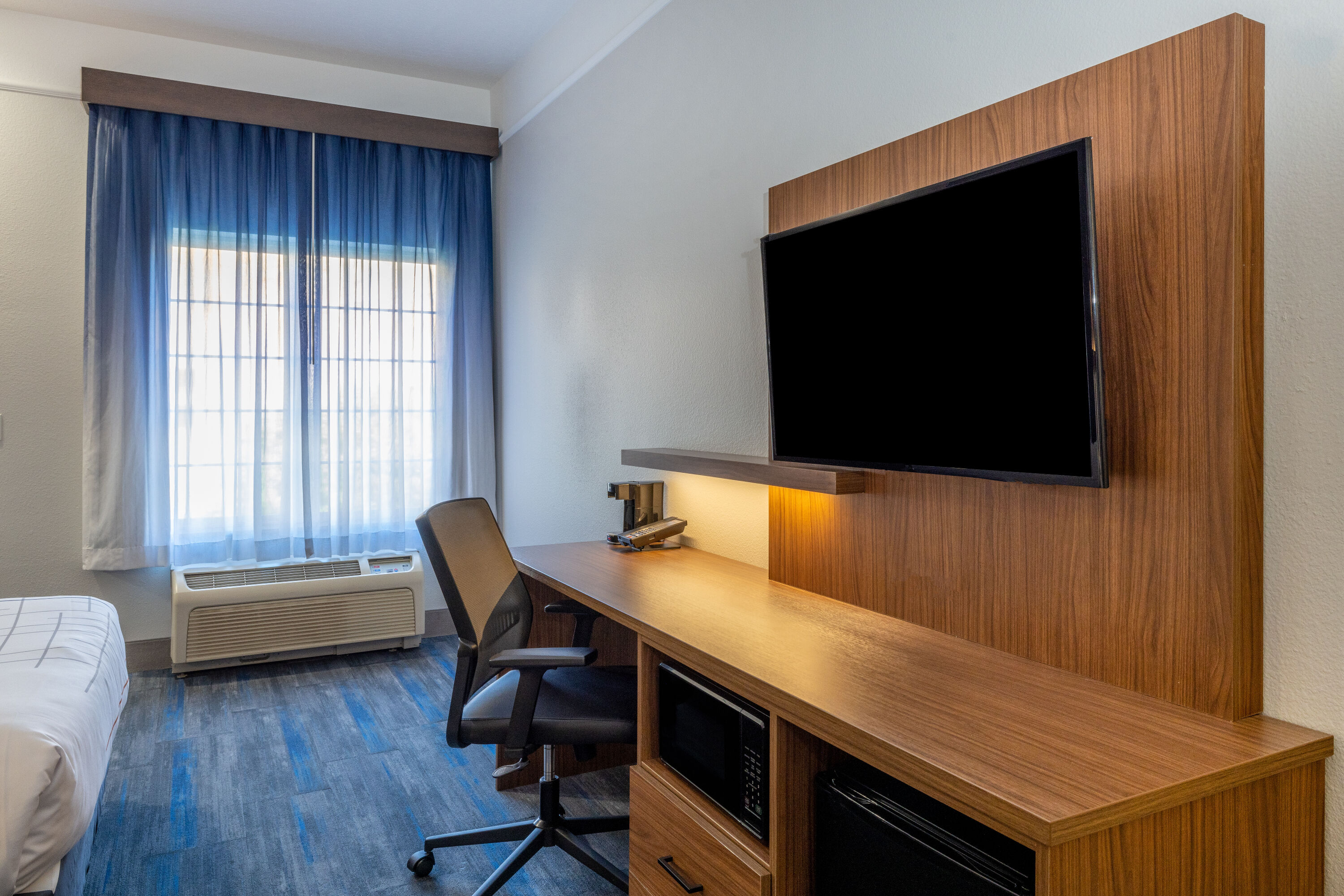 Guest room at the La Quinta Inn & Suites by Wyndham St. George in St. George, Utah