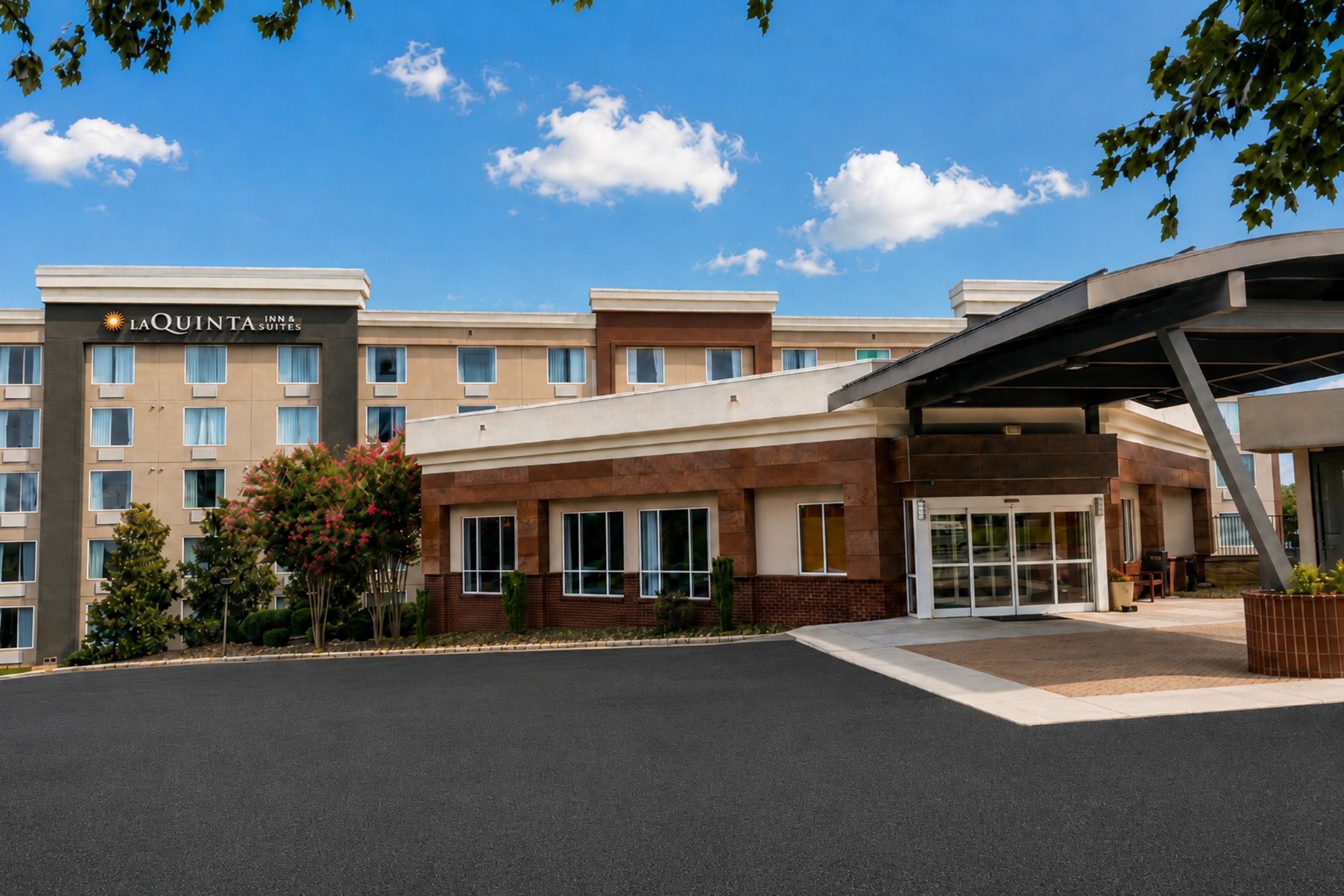Exterior of La Quinta Inn & Suites by Wyndham Lynchburg at Liberty Univ. hotel in Lynchburg, Virginia