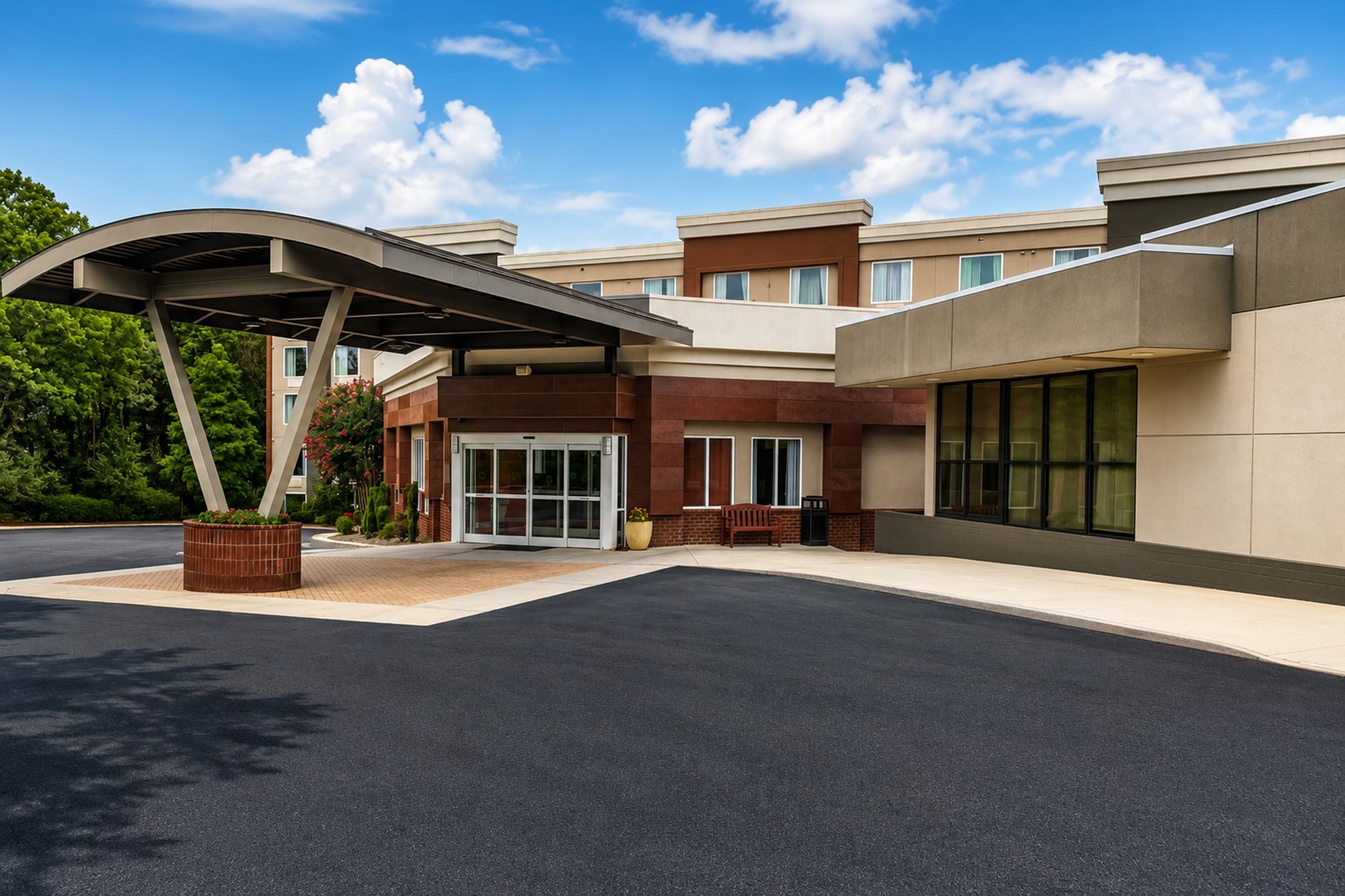 Exterior of La Quinta Inn & Suites by Wyndham Lynchburg at Liberty Univ. hotel in Lynchburg, Virginia