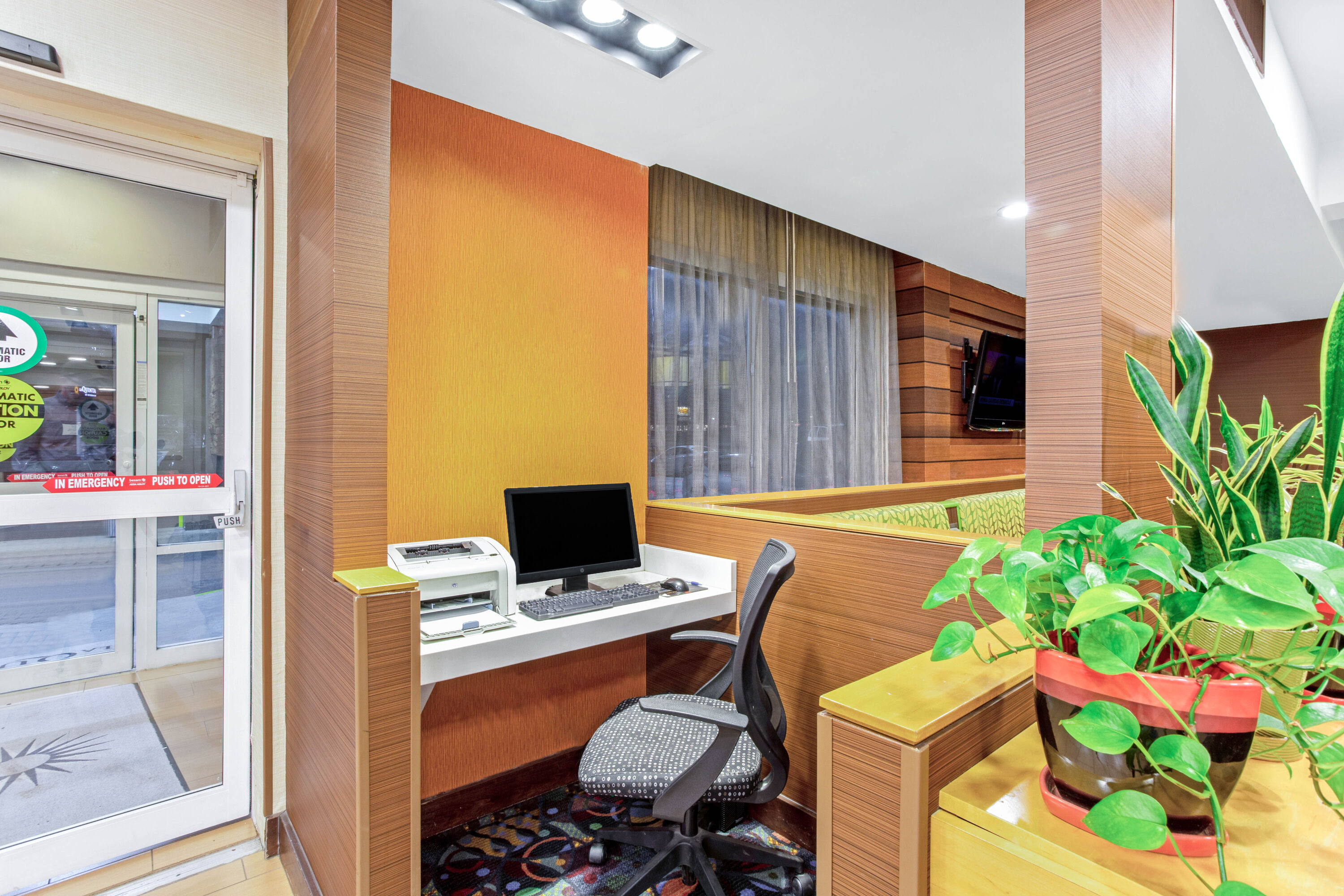 La Quinta Inn & Suites by Wyndham Manassas Battlefield business center in Manassas, Virginia