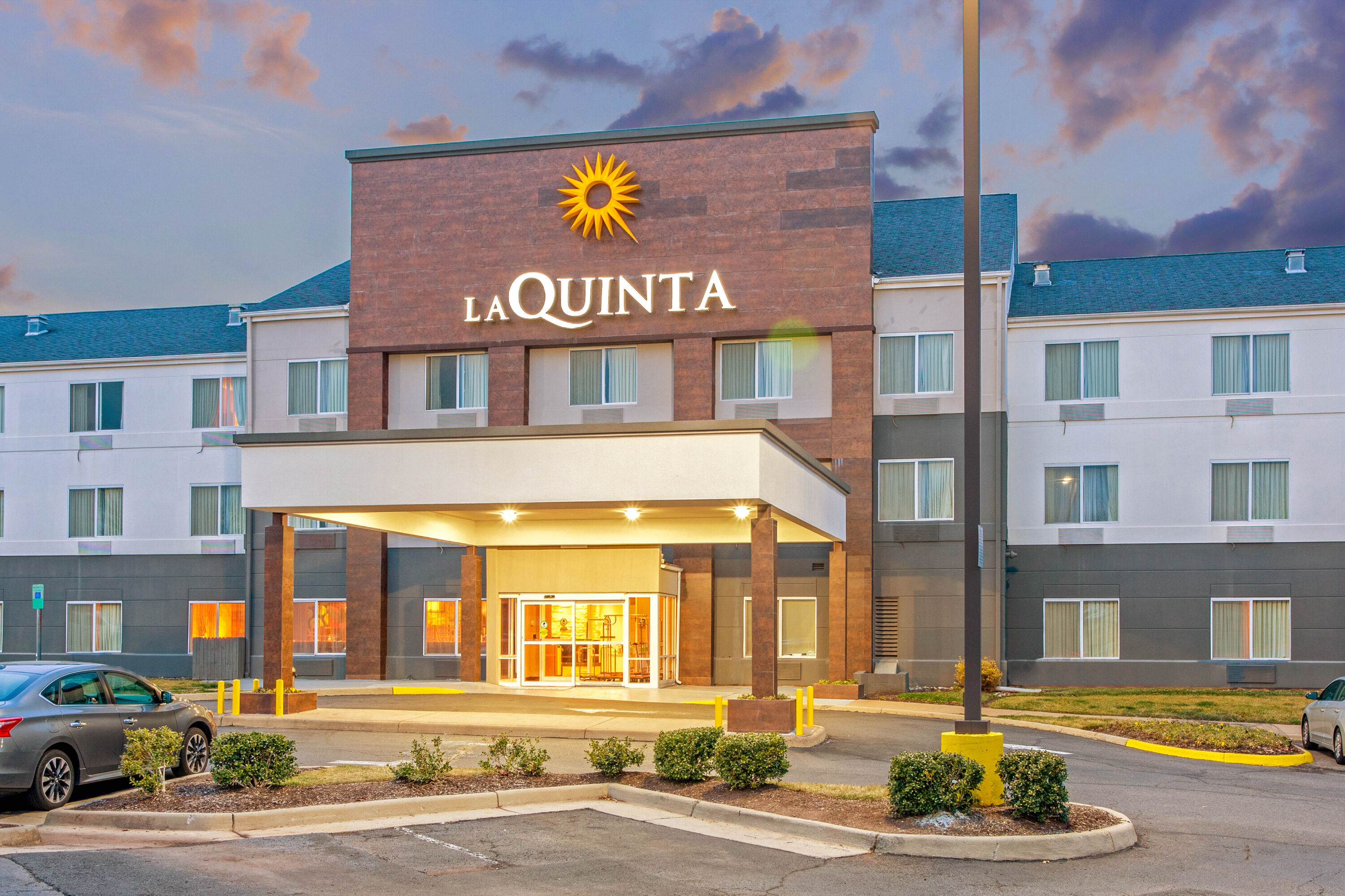 Exterior Dusk Image of La Quinta Inn & Suites by Wyndham Manassas Battlefield hotel in Manassas, Virginia