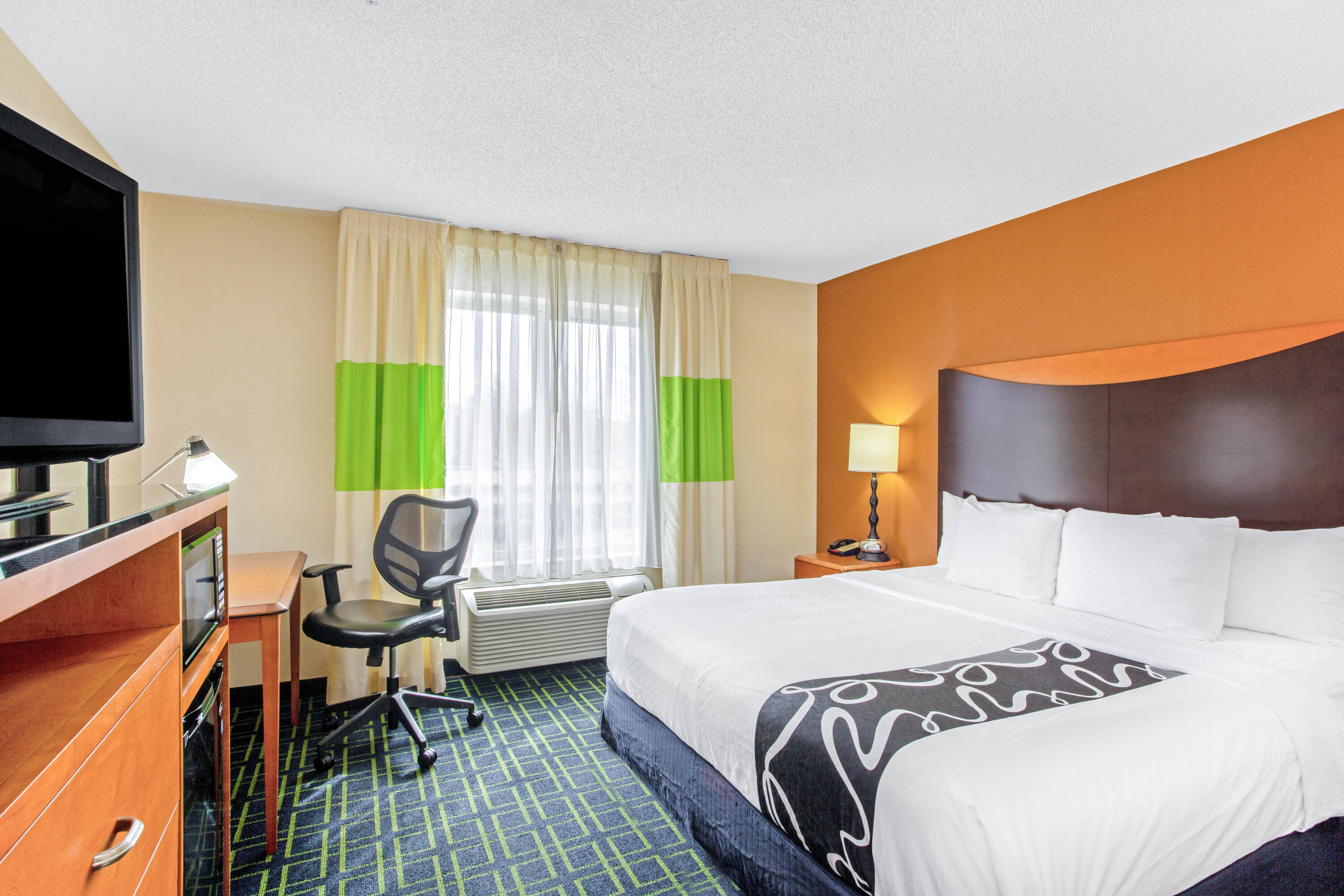 Guest room at the La Quinta Inn & Suites by Wyndham Manassas Battlefield in Manassas, Virginia