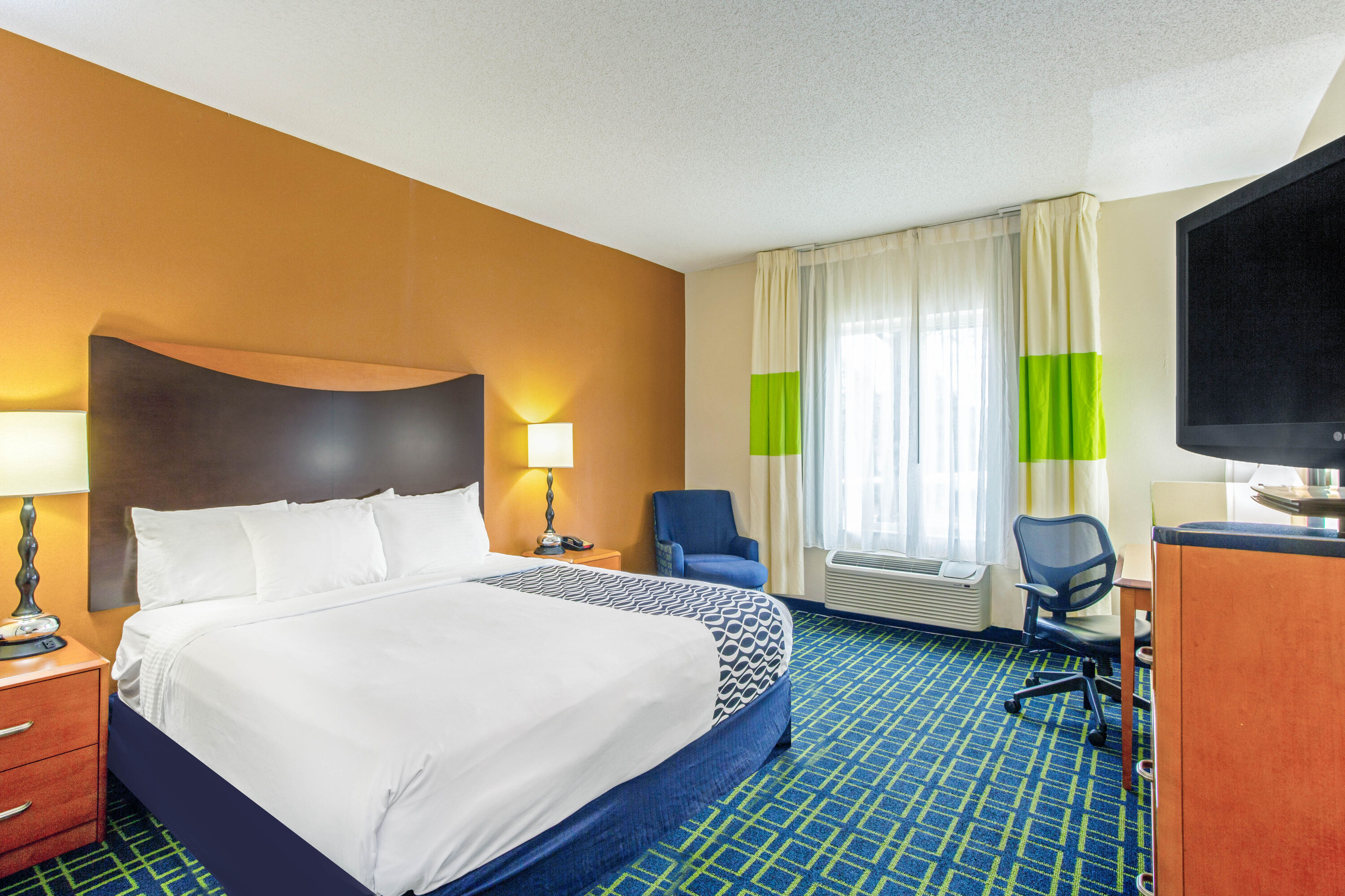 Guest room at the La Quinta Inn & Suites by Wyndham Manassas Battlefield in Manassas, Virginia