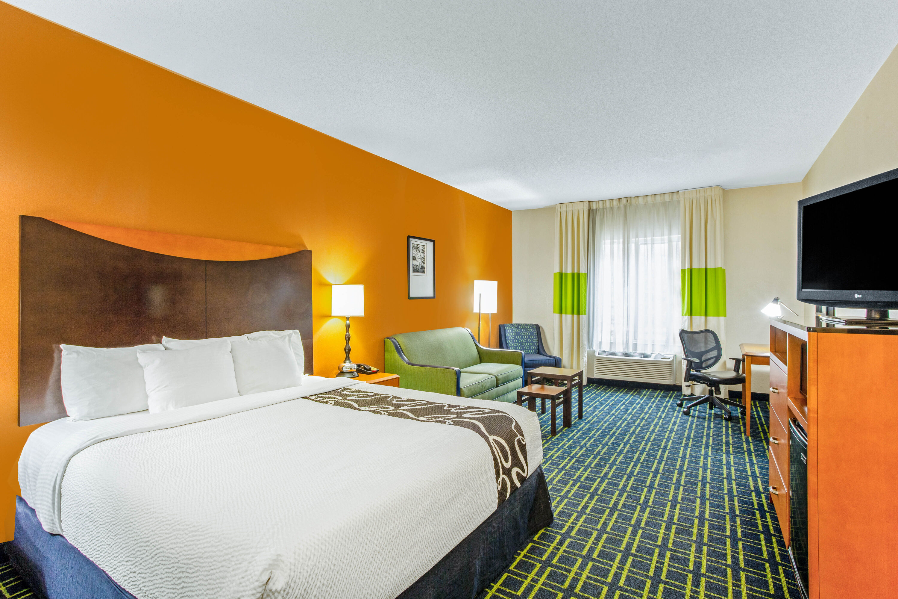 La Quinta Inn & Suites by Wyndham Manassas Battlefield suite in Manassas, Virginia