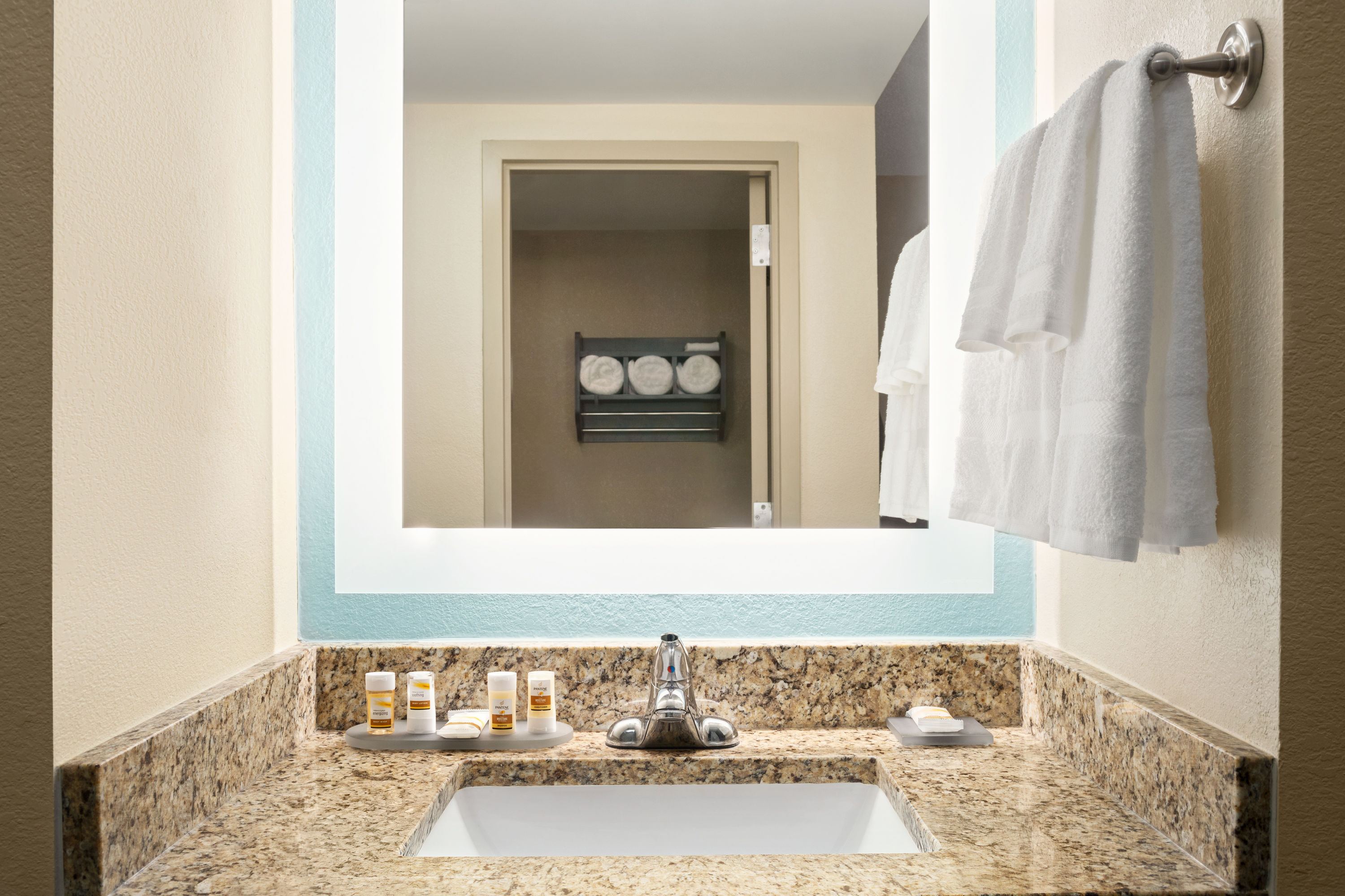 Guest room bath at the La Quinta Inn & Suites by Wyndham Richmond-Midlothian in Midlothian, Virginia