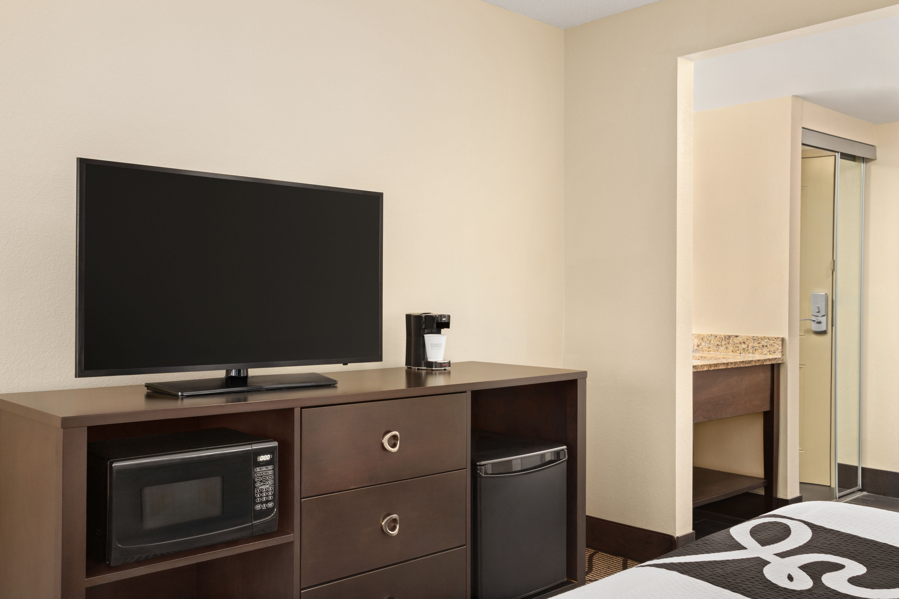 Guest room at the La Quinta Inn & Suites by Wyndham Richmond-Midlothian in Midlothian, Virginia