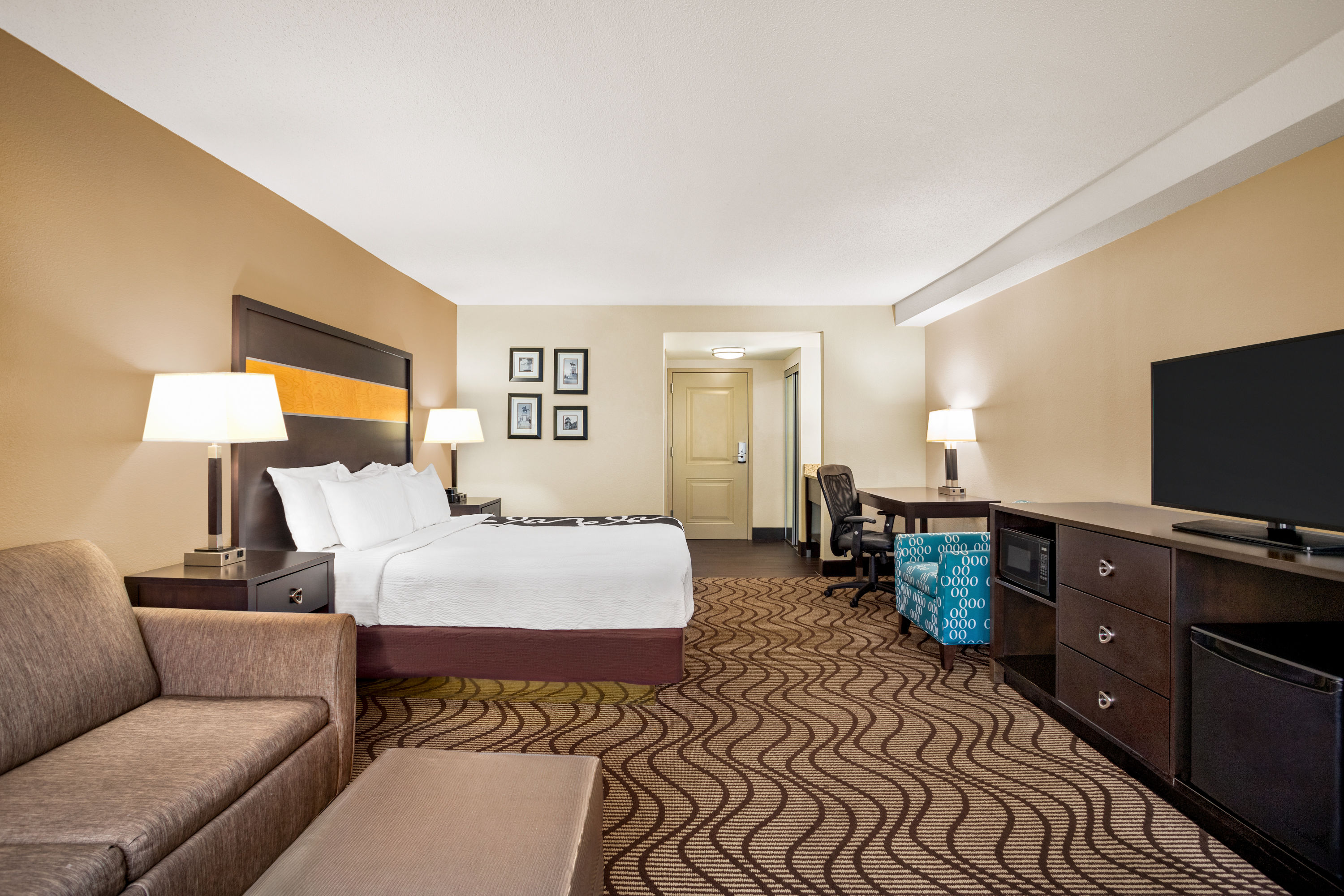 Guest room at the La Quinta Inn & Suites by Wyndham Richmond-Midlothian in Midlothian, Virginia