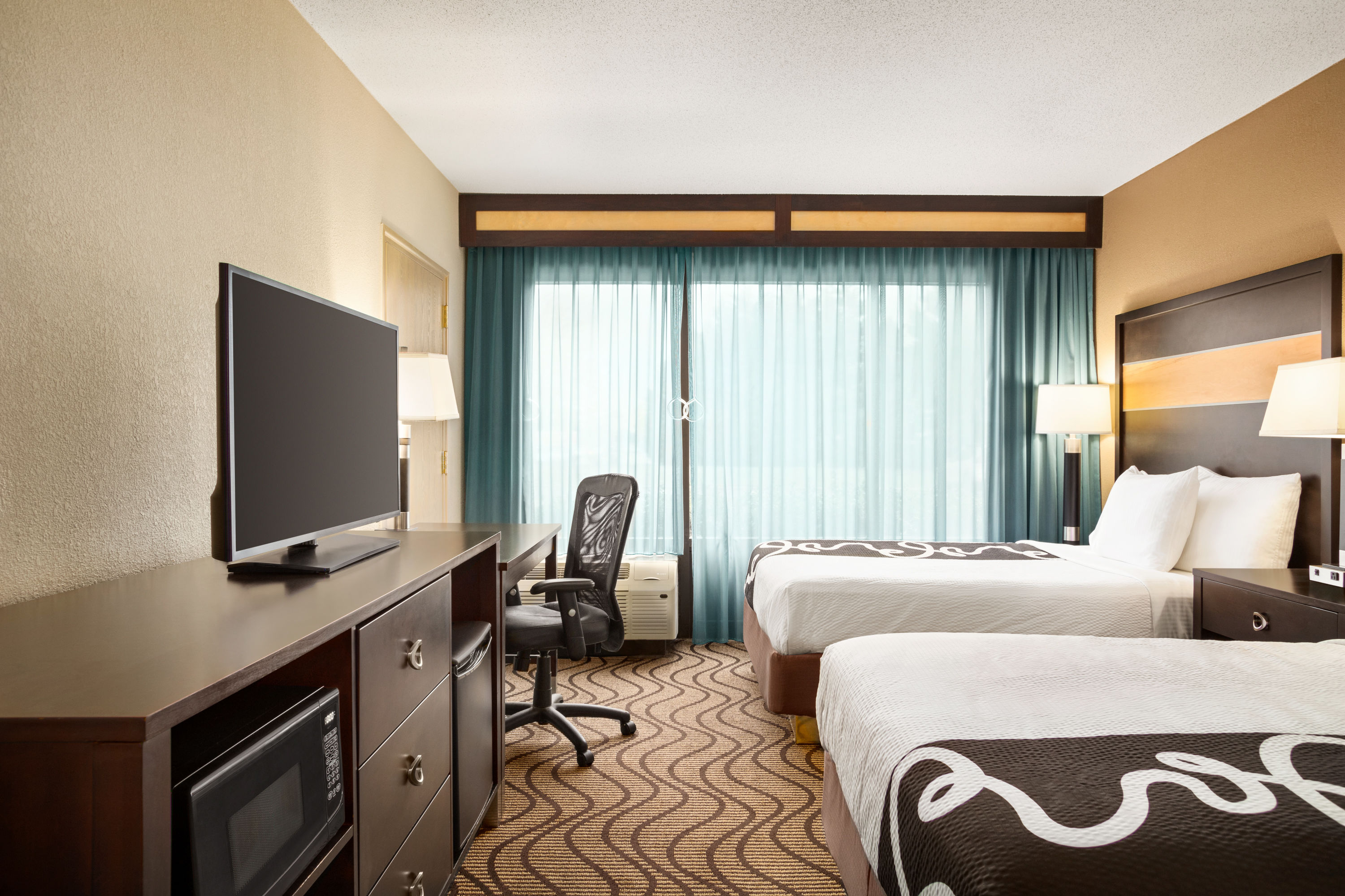 Guest room at the La Quinta Inn & Suites by Wyndham Richmond-Midlothian in Midlothian, Virginia