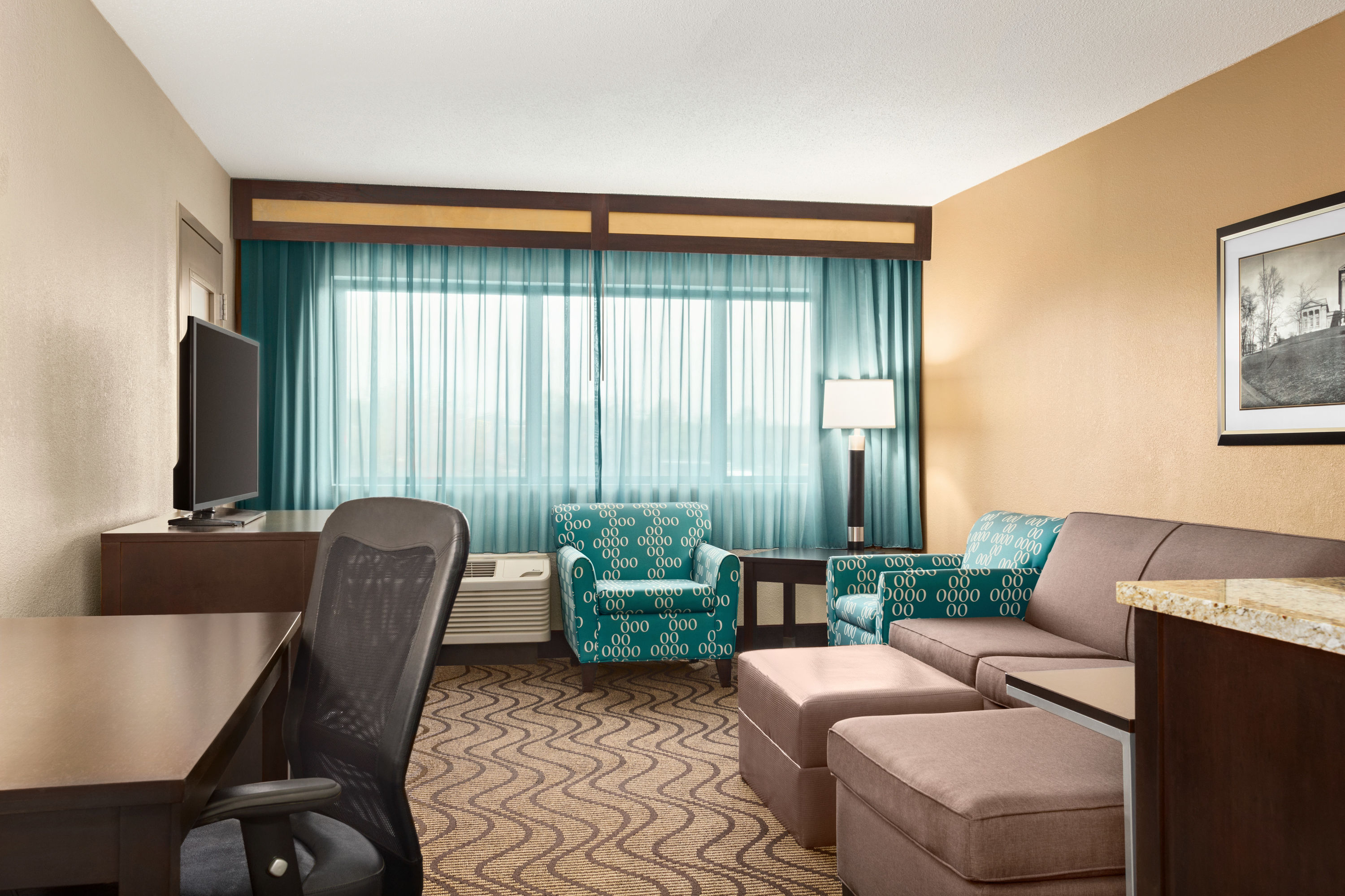 La Quinta Inn & Suites by Wyndham Richmond-Midlothian suite in Midlothian, Virginia
