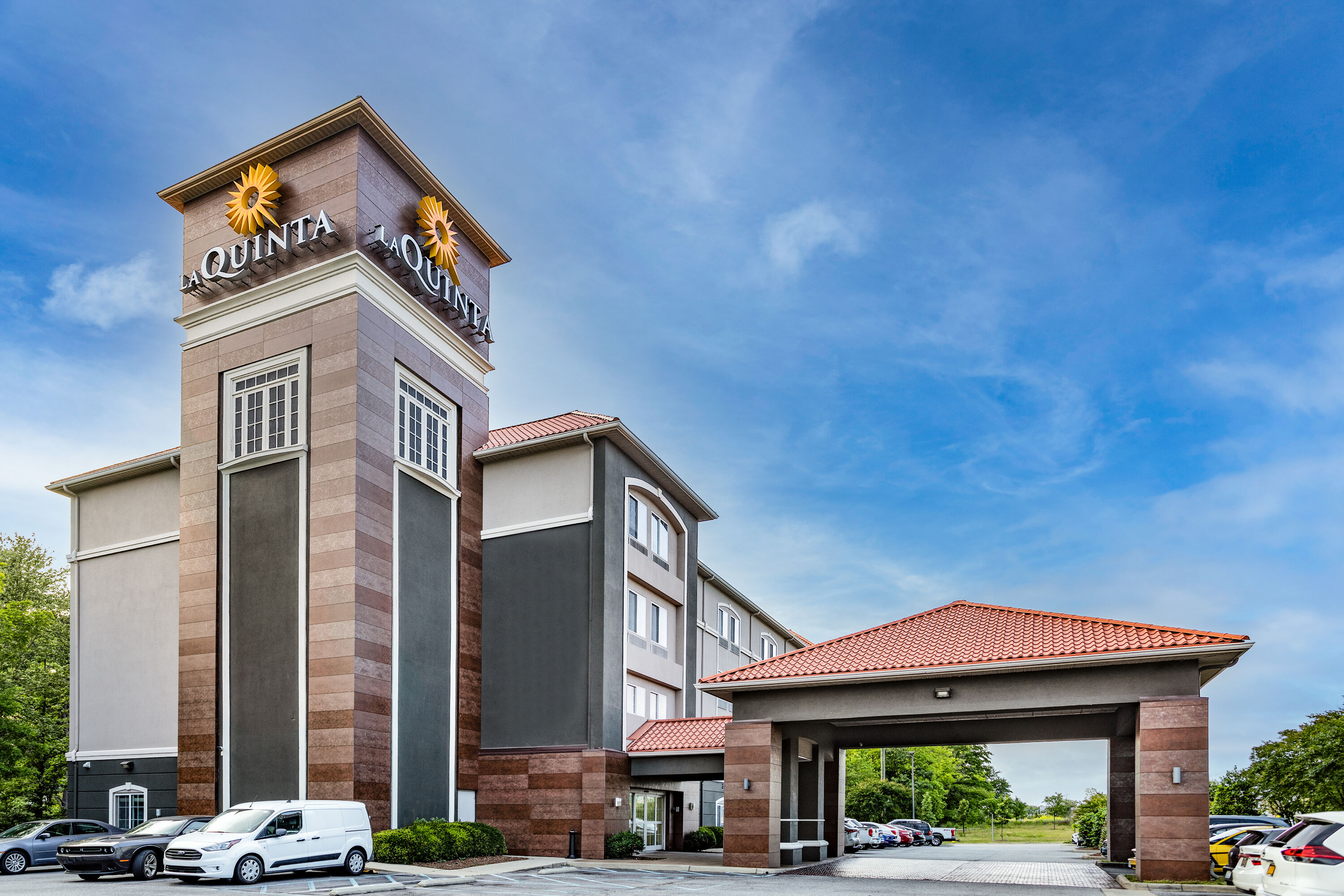 Exterior Day Image of La Quinta Inn & Suites by Wyndham Norfolk hotel in Norfolk, Virginia