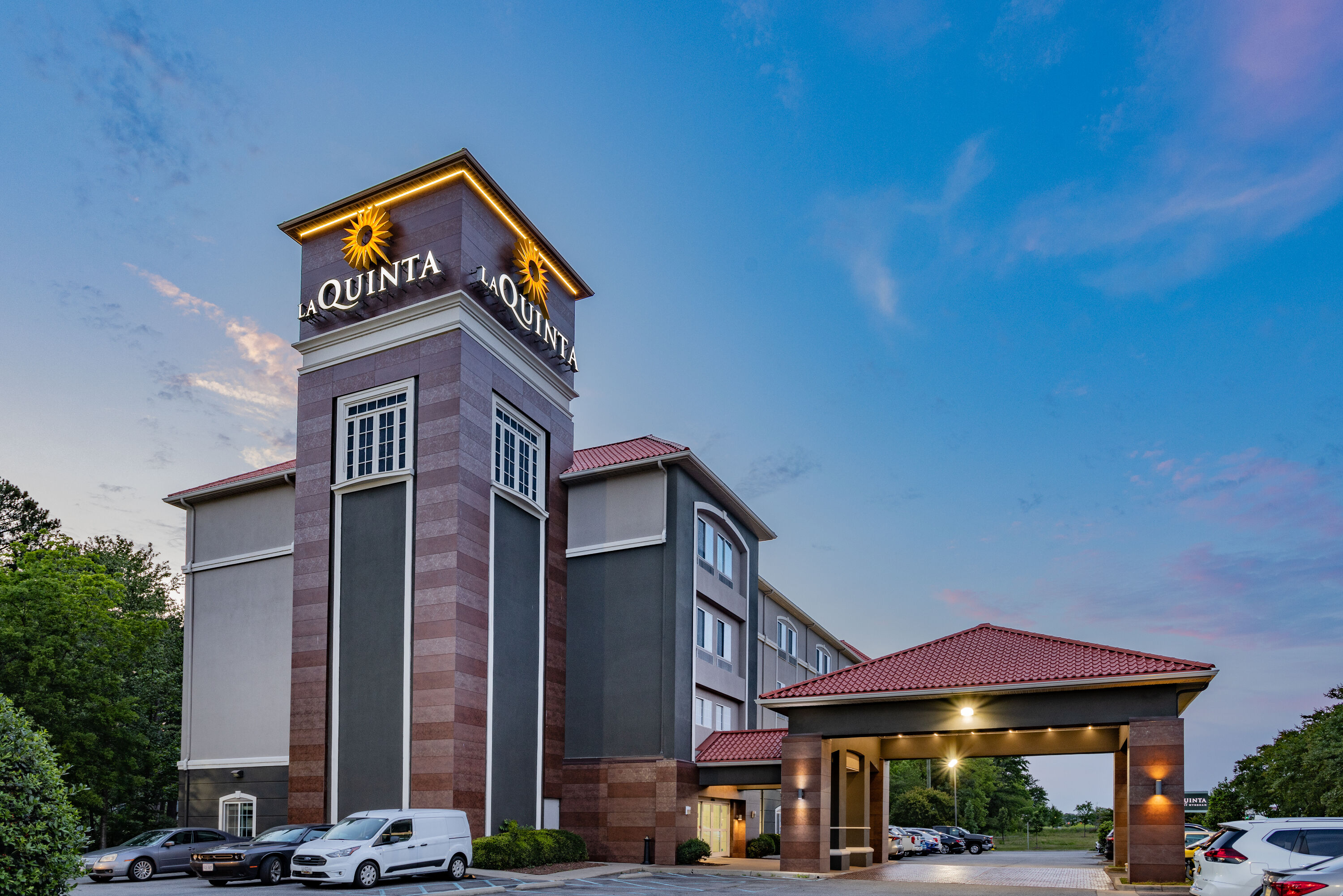Exterior Dusk Image of La Quinta Inn & Suites by Wyndham Norfolk hotel in Norfolk, Virginia
