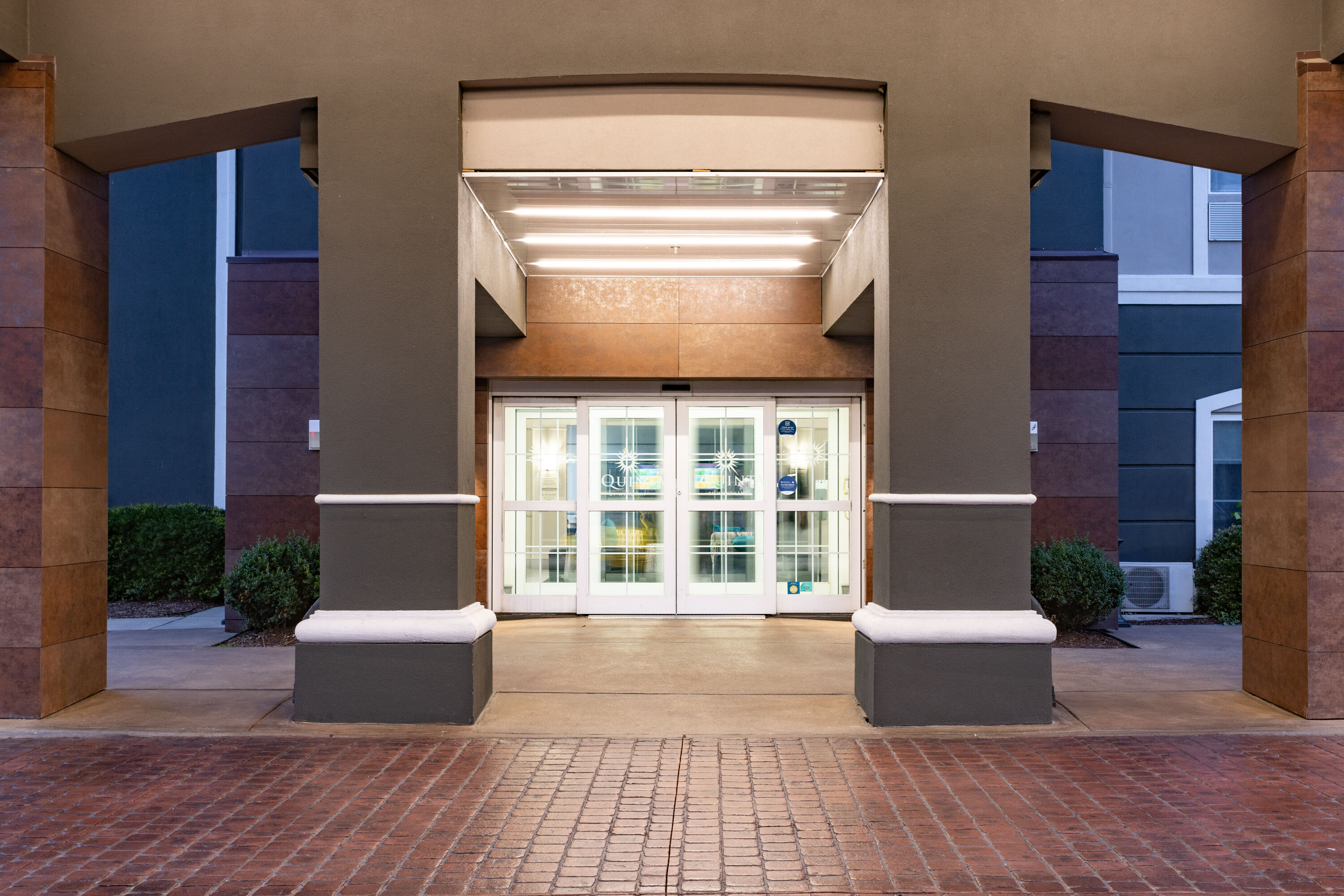 Exterior Dusk Image of La Quinta Inn & Suites by Wyndham Norfolk hotel in Norfolk, Virginia
