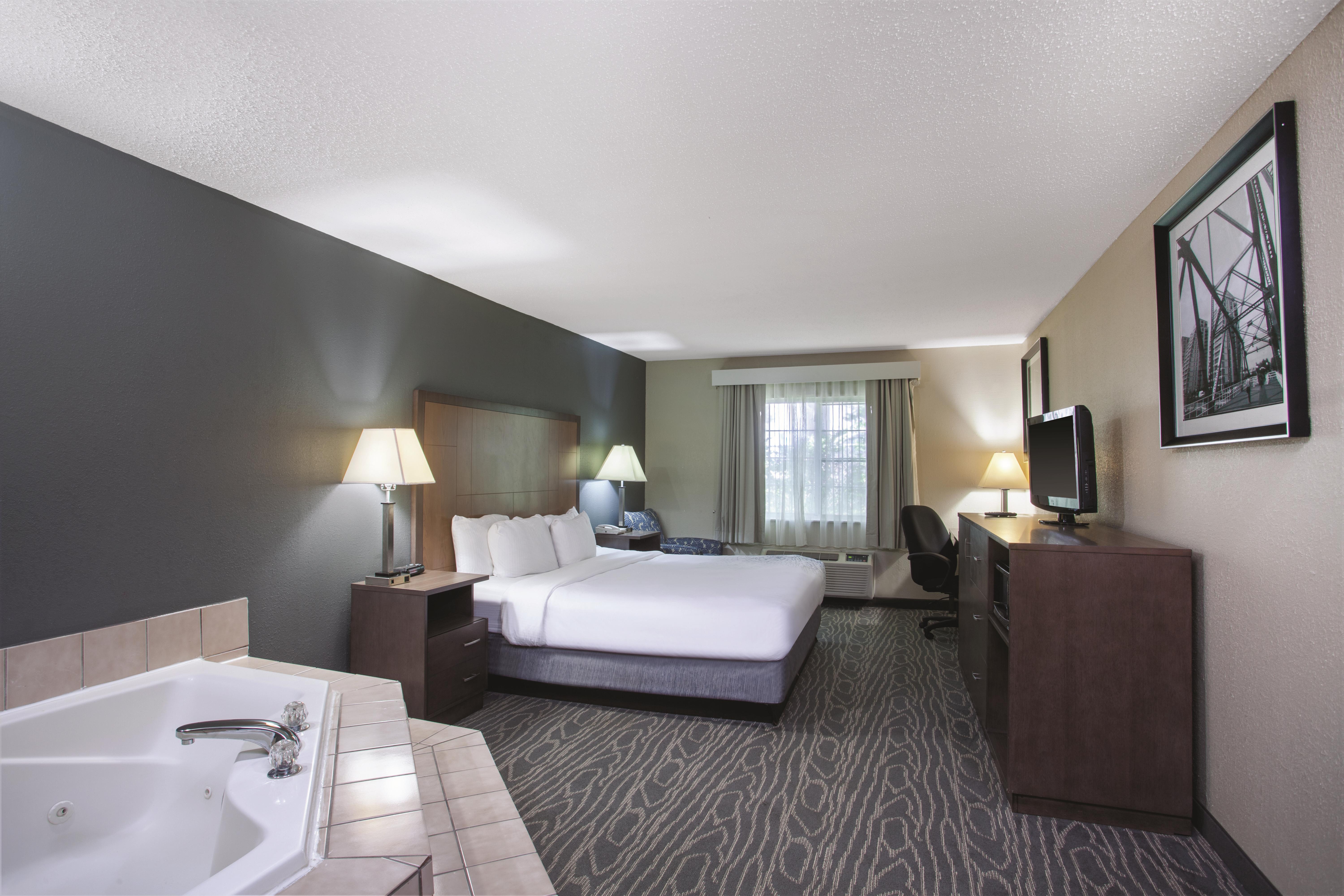 La Quinta Inn by Wyndham Richmond South suite in Richmond, Virginia