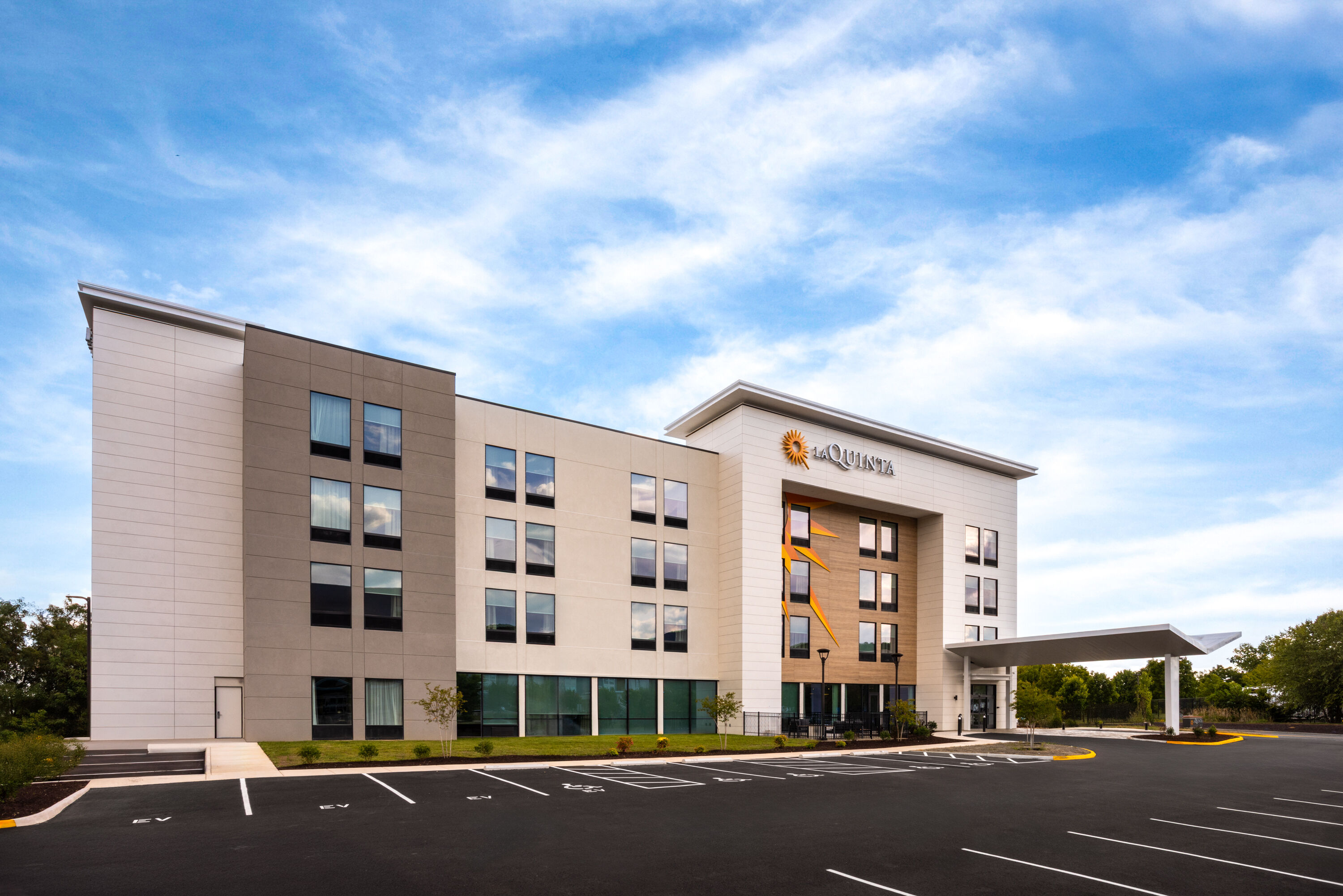 Exterior Day Image of La Quinta Inn & Suites by Wyndham Roanoke Hollins/I-81 hotel in Roanoke, Virginia
