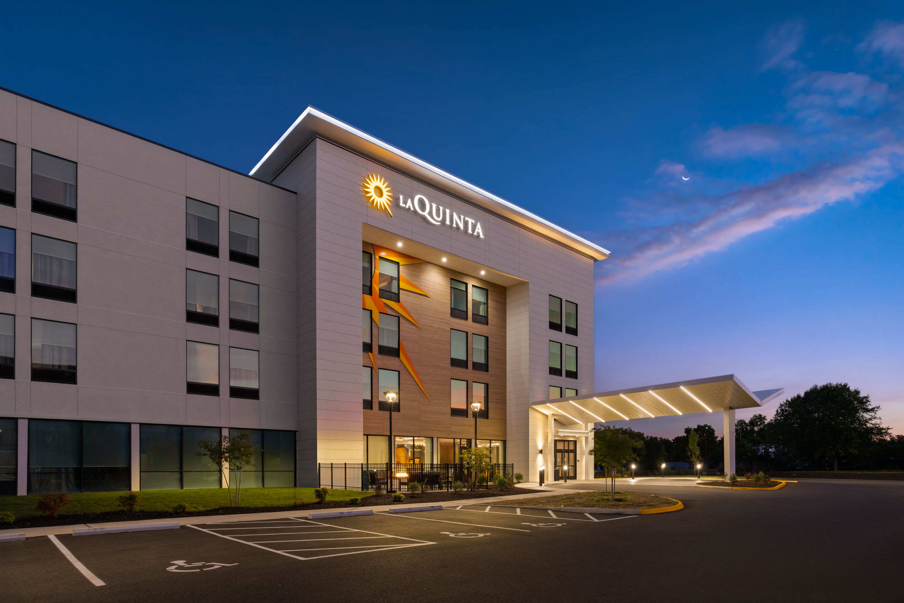 Exterior Dusk Image of La Quinta Inn & Suites by Wyndham Roanoke Hollins/I-81 hotel in Roanoke, Virginia