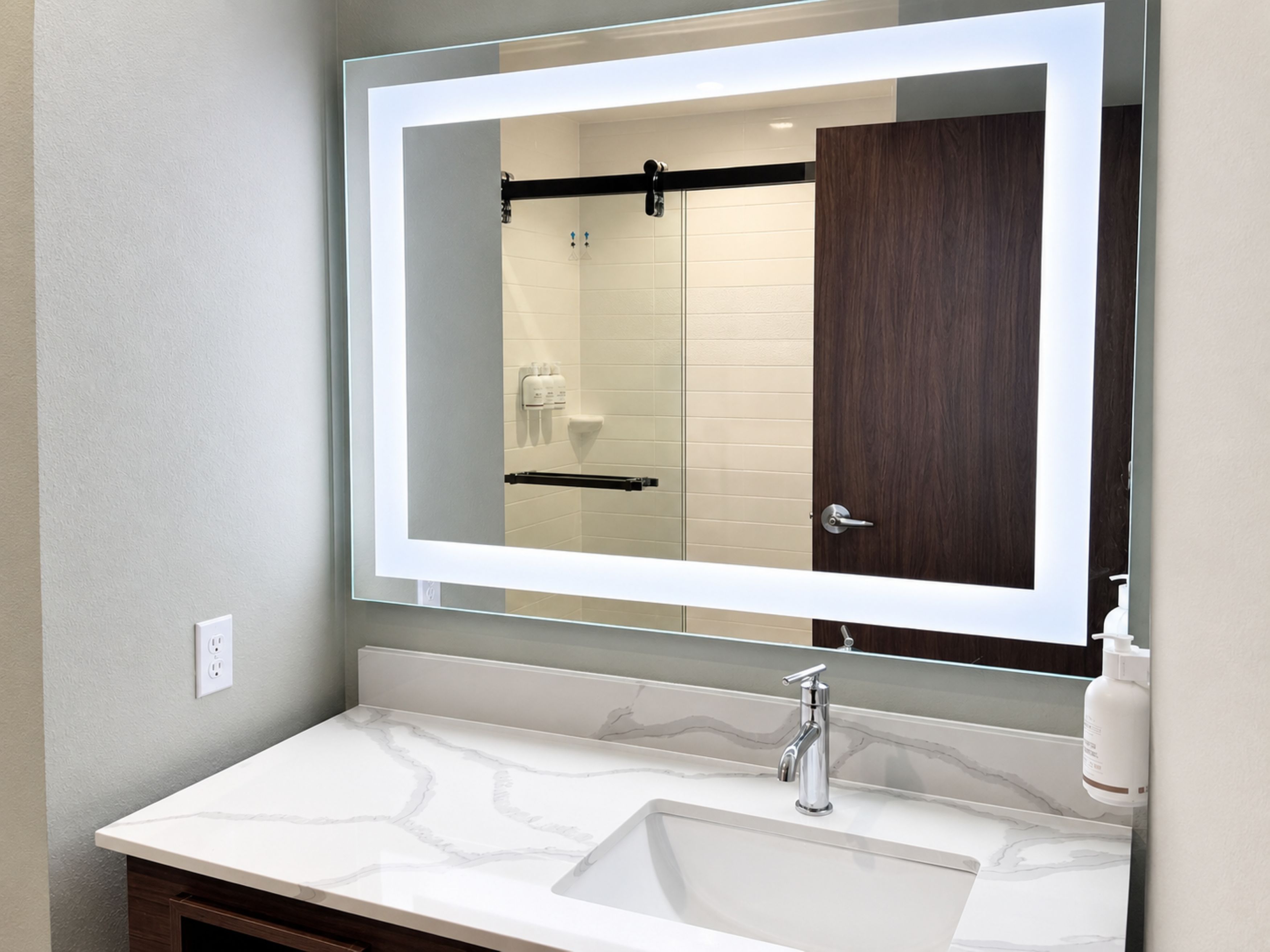 Guest room bath at the La Quinta Inn & Suites by Wyndham Roanoke Hollins/I-81 in Roanoke, Virginia