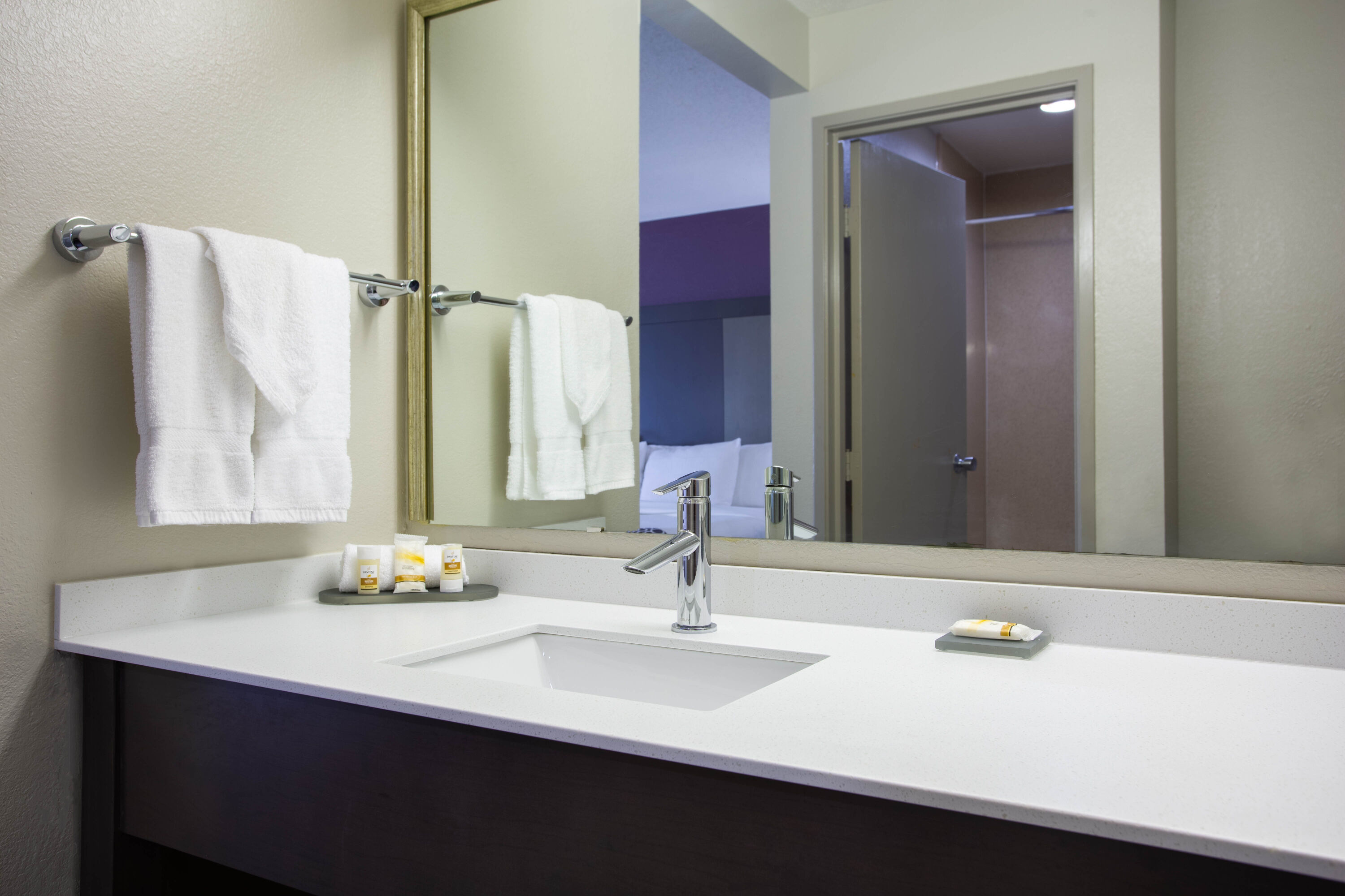 Guest room bath at the La Quinta Inn & Suites by Wyndham Roanoke Salem in Salem, Virginia