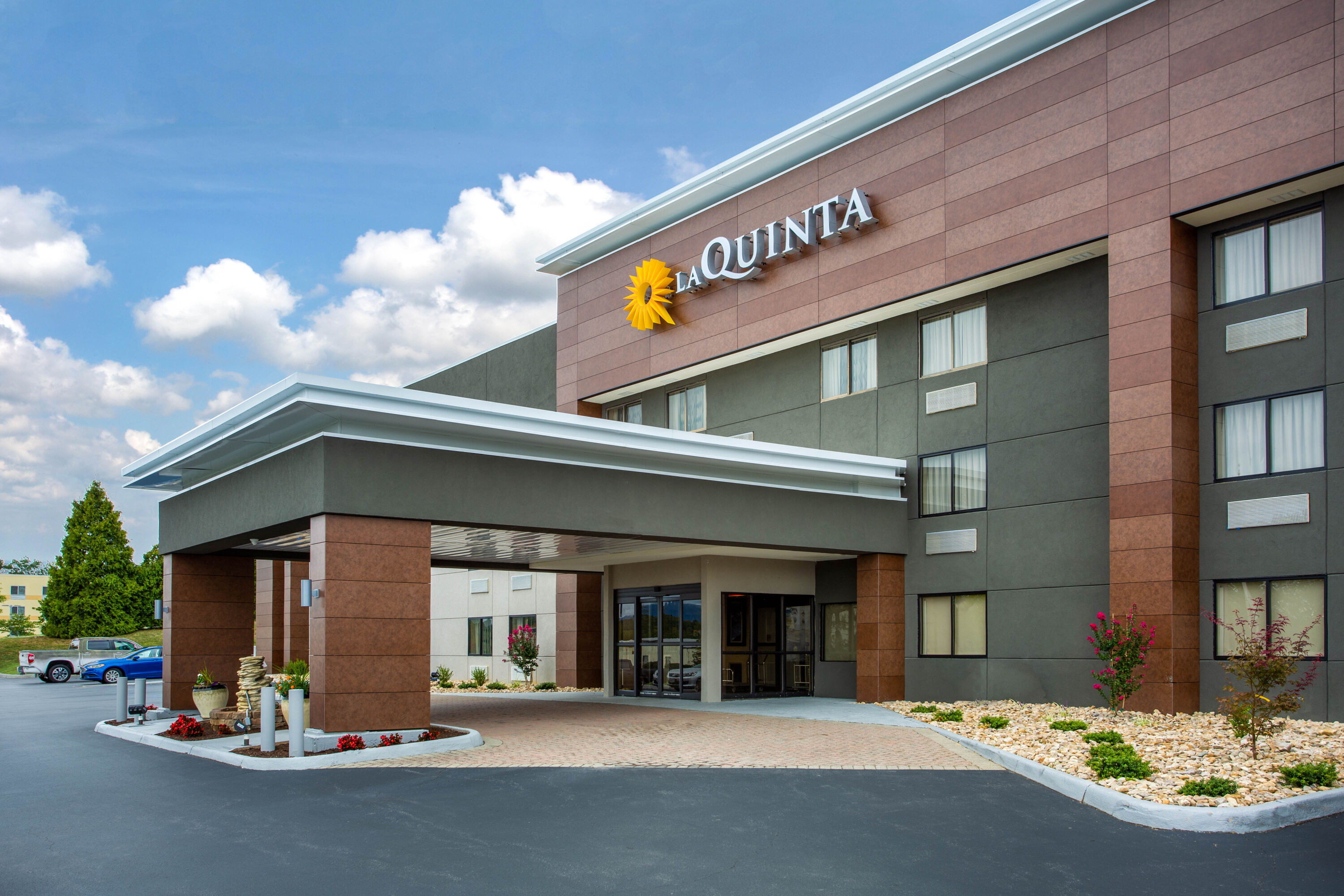 Exterior Day Image of La Quinta Inn & Suites by Wyndham Roanoke Salem hotel in Salem, Virginia