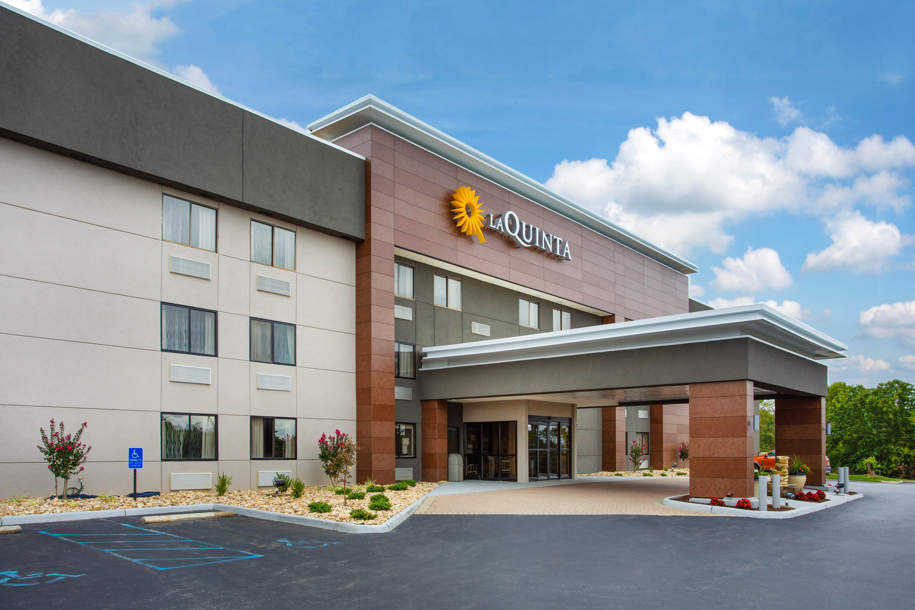 Exterior Day Image of La Quinta Inn & Suites by Wyndham Roanoke Salem hotel in Salem, Virginia