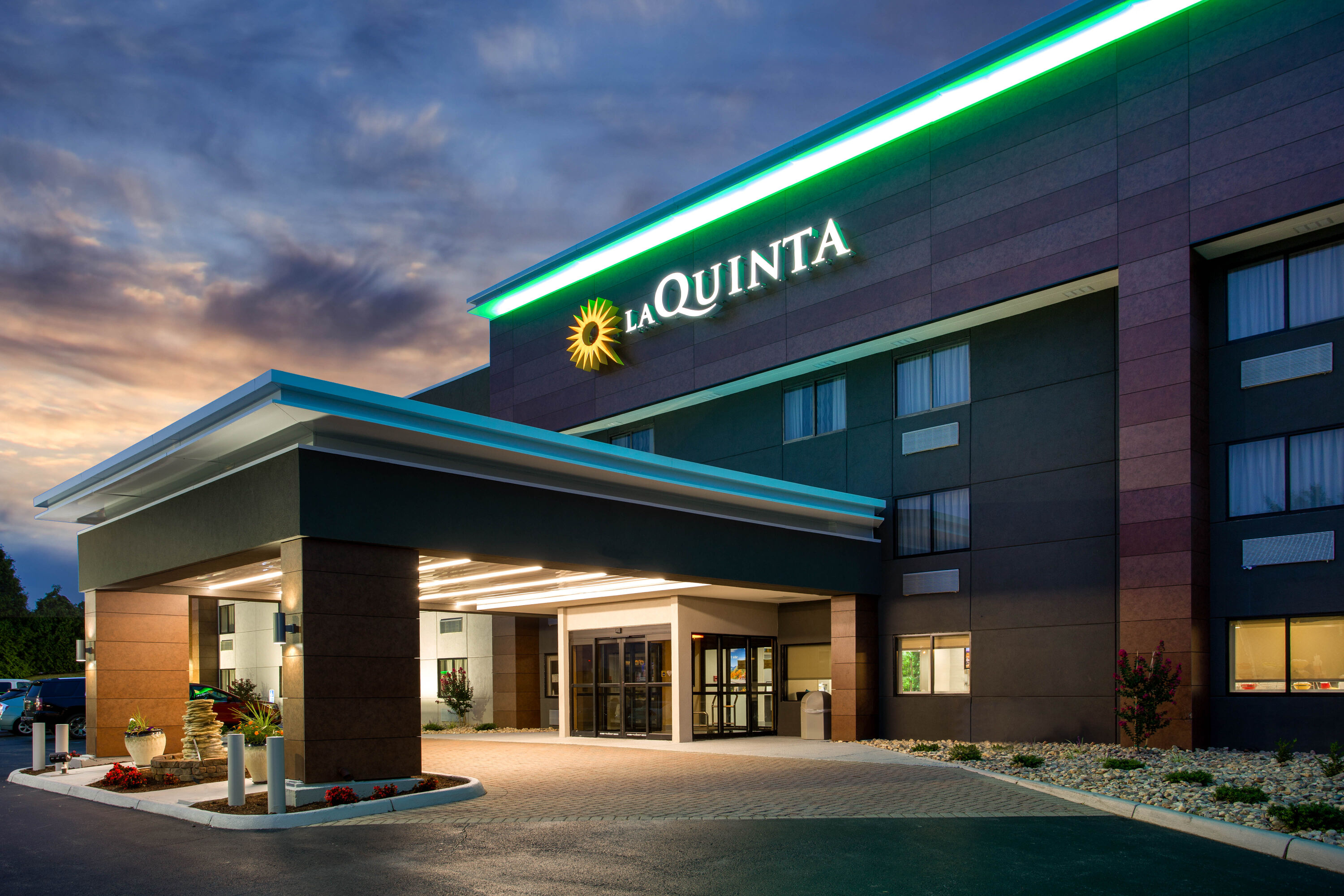 Exterior Dusk Image of La Quinta Inn & Suites by Wyndham Roanoke Salem hotel in Salem, Virginia