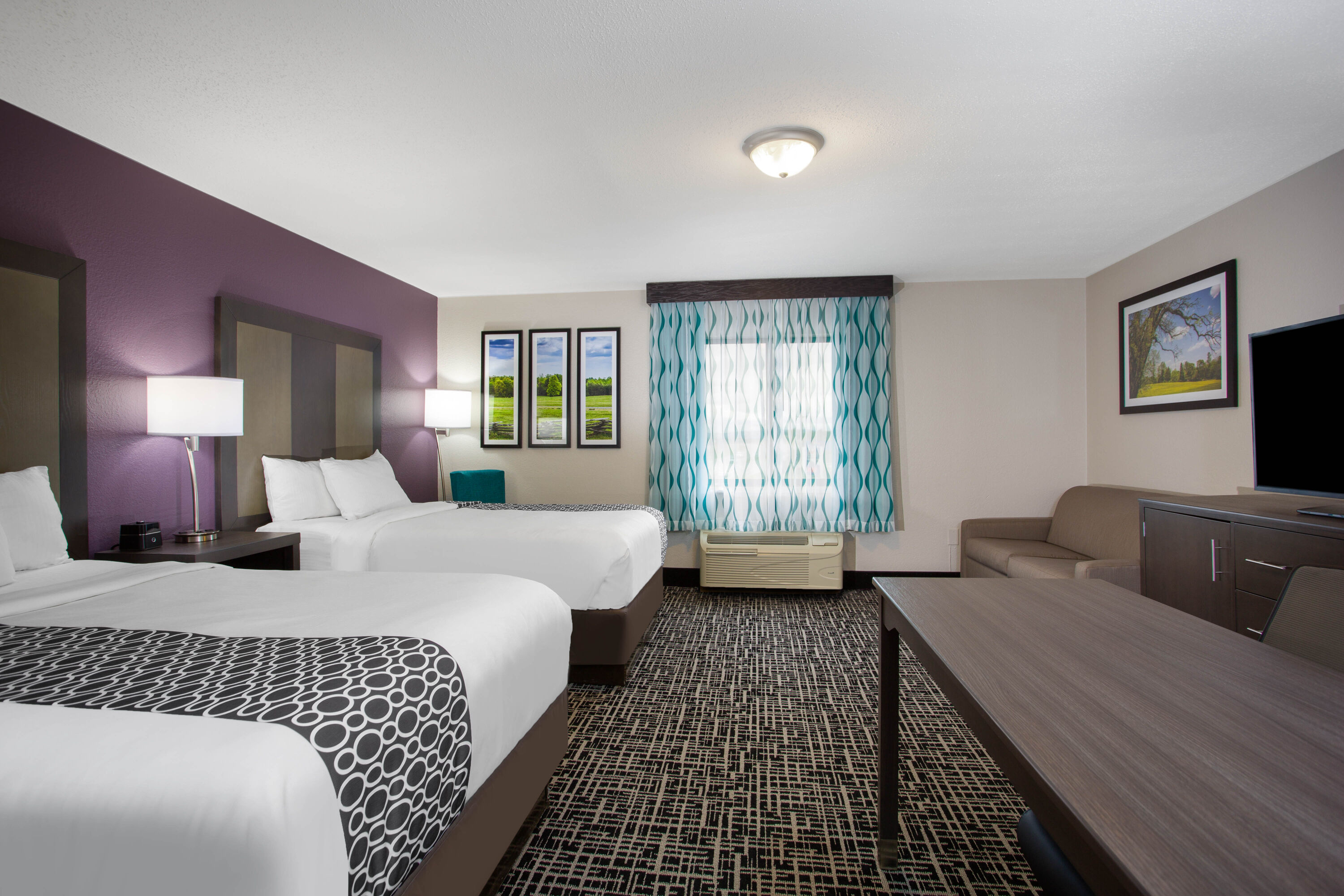 La Quinta Inn & Suites by Wyndham Roanoke Salem suite in Salem, Virginia
