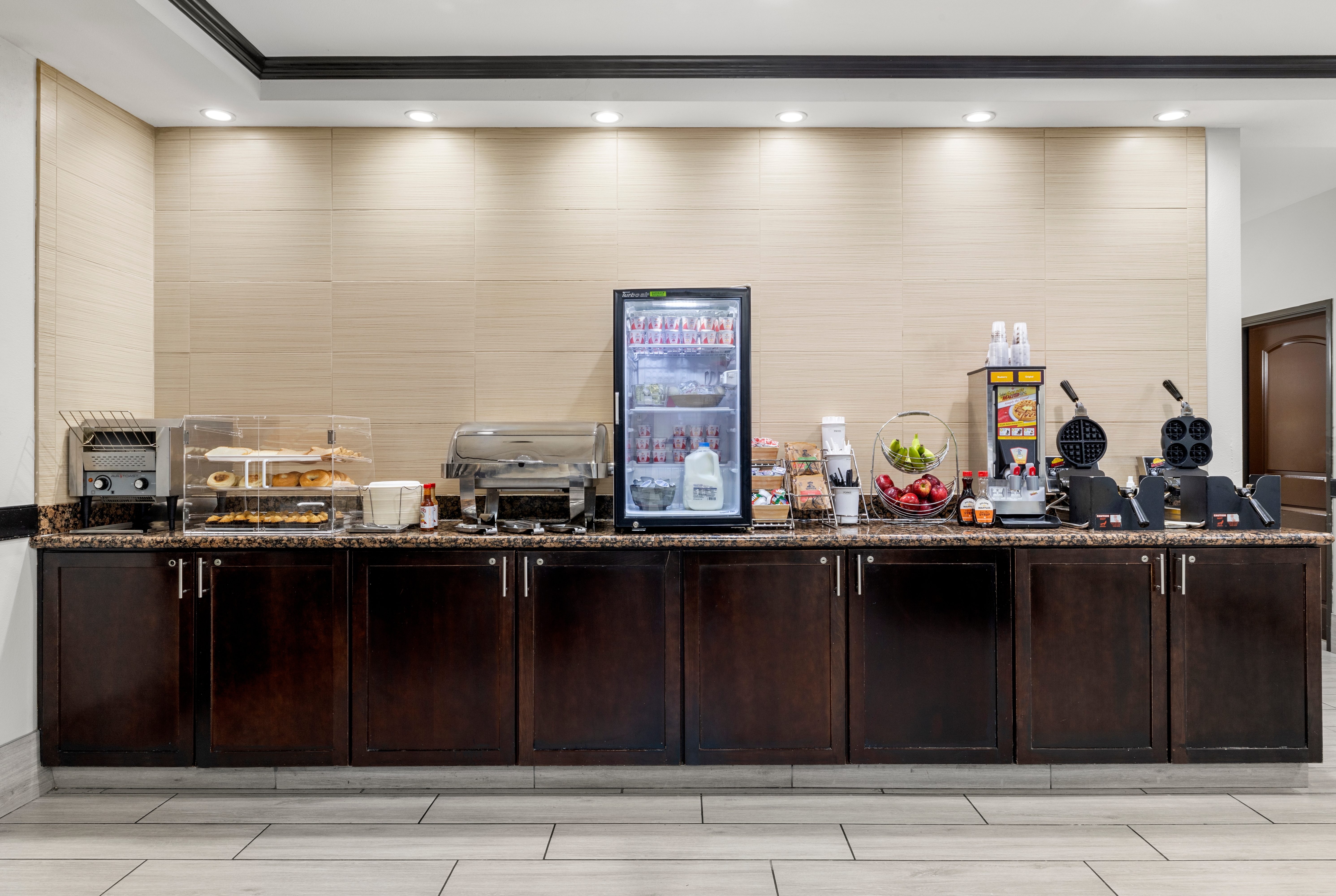 La Quinta Inn & Suites by Wyndham Auburn restaurant breakfast area with seating in Auburn, Washington