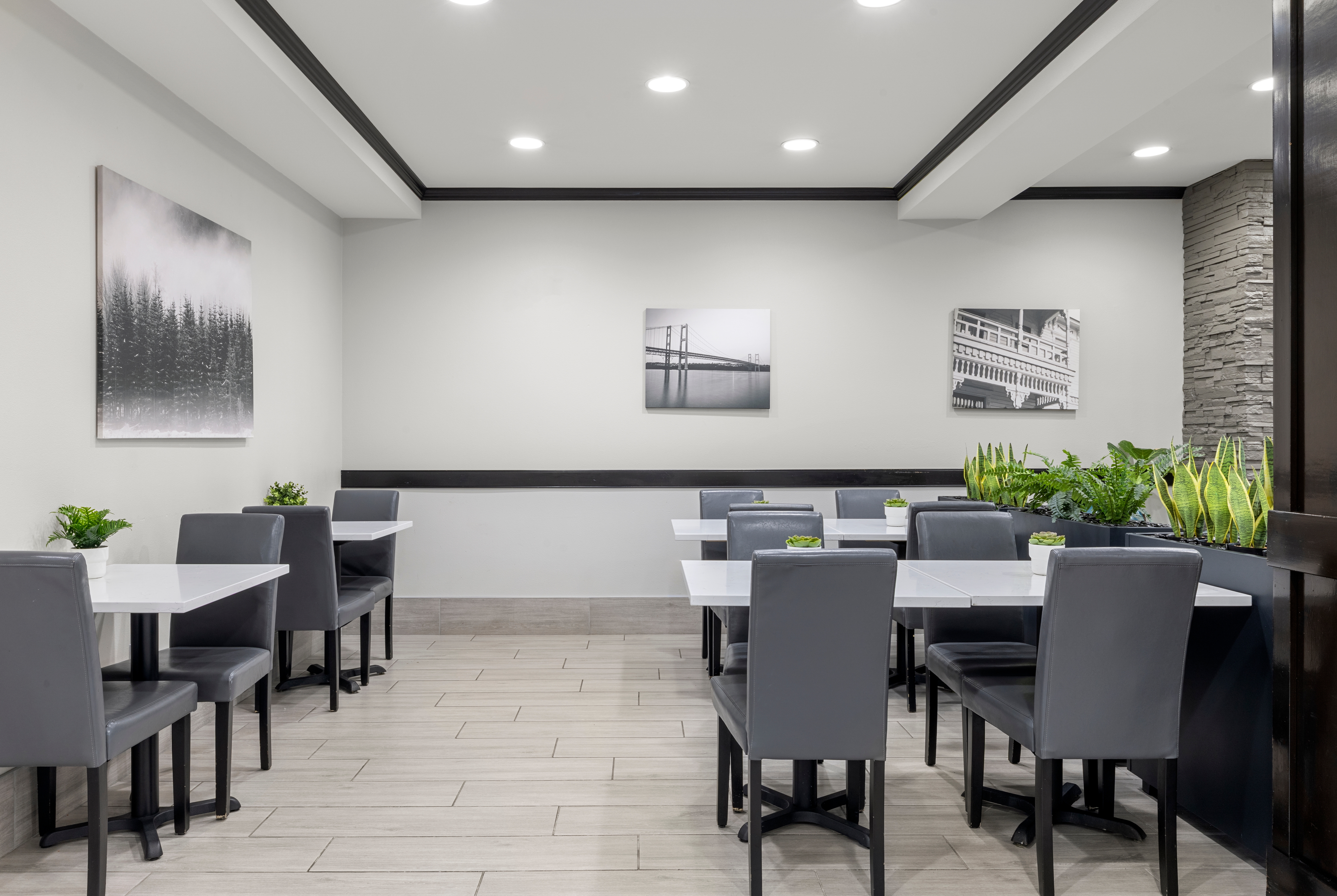 La Quinta Inn & Suites by Wyndham Auburn restaurant breakfast area with seating in Auburn, Washington