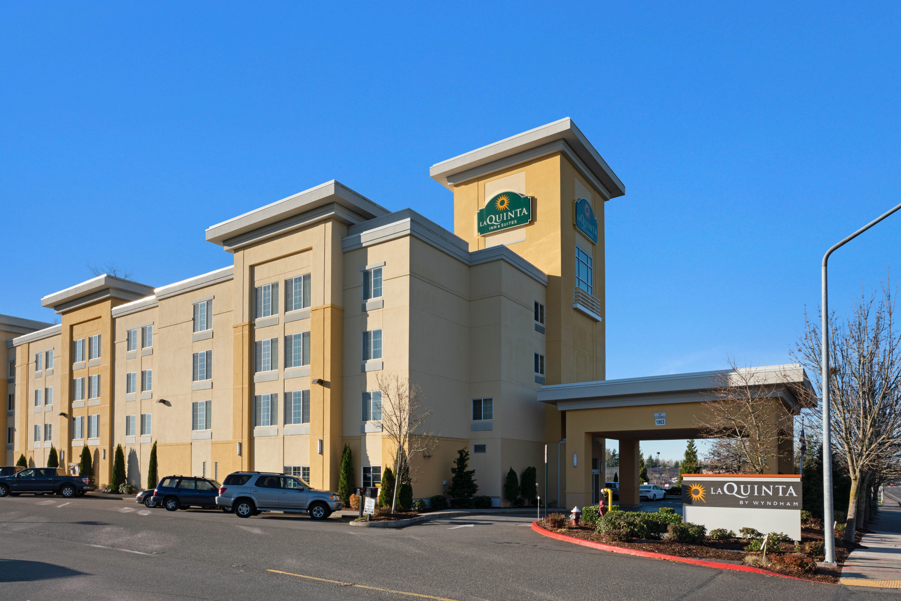 Exterior Day Image of La Quinta Inn & Suites by Wyndham Bellingham hotel in Bellingham, Washington