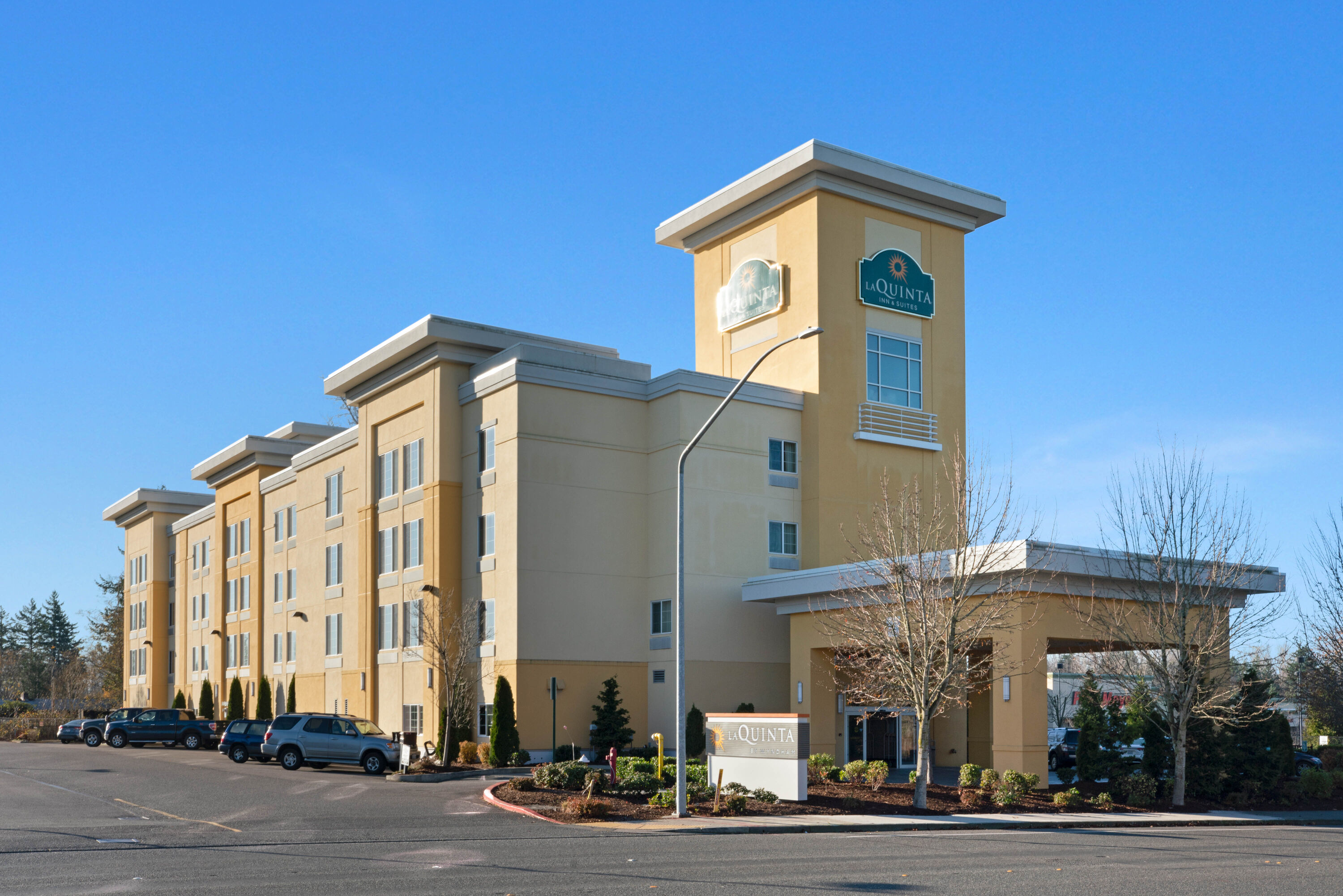 Exterior Day Image of La Quinta Inn & Suites by Wyndham Bellingham hotel in Bellingham, Washington
